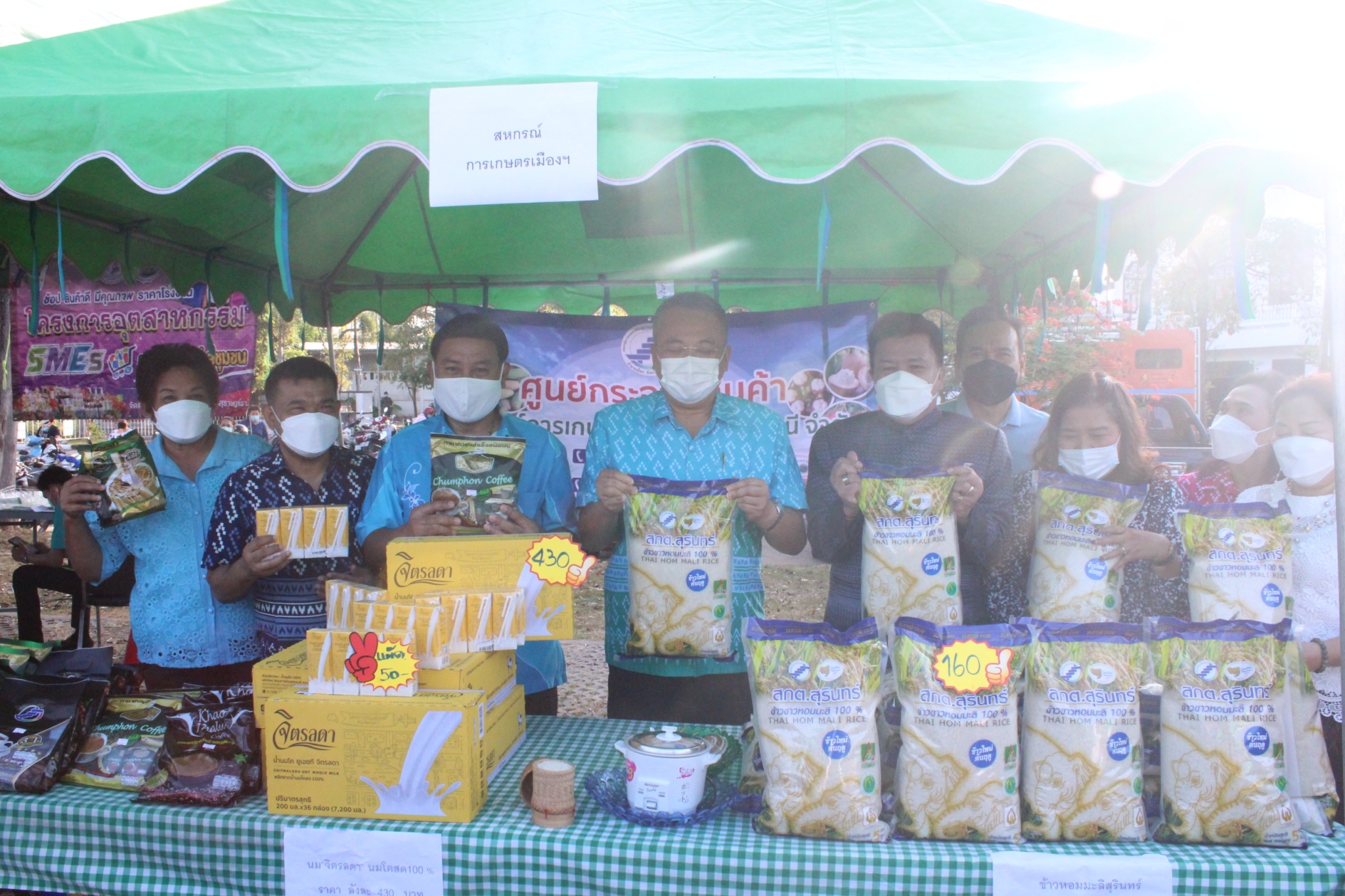 จังหวัดสุราษฎร์ธานี สู้วิกฤติ ”ของแพง” จัดตลาดนัดประชารัฐ คนไทยยิ้มได้ ลดค่าใช้จ่ายพี่น้องประชาชน