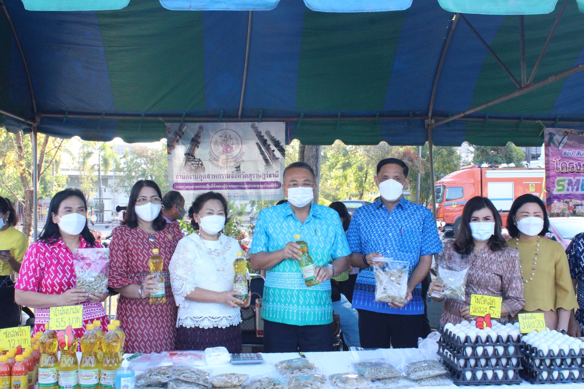 จังหวัดสุราษฎร์ธานี สู้วิกฤติ ”ของแพง” จัดตลาดนัดประชารัฐ คนไทยยิ้มได้ ลดค่าใช้จ่ายพี่น้องประชาชน