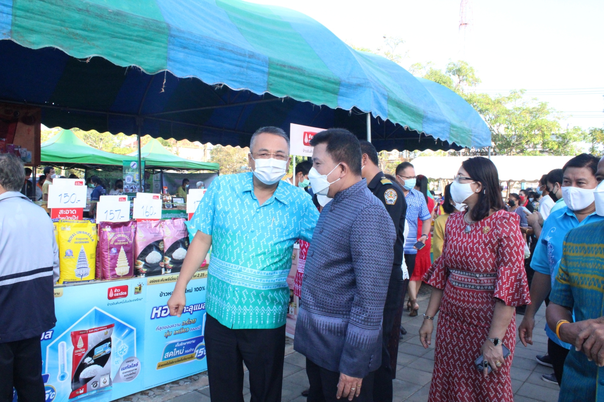 จังหวัดสุราษฎร์ธานี สู้วิกฤติ ”ของแพง” จัดตลาดนัดประชารัฐ คนไทยยิ้มได้ ลดค่าใช้จ่ายพี่น้องประชาชน