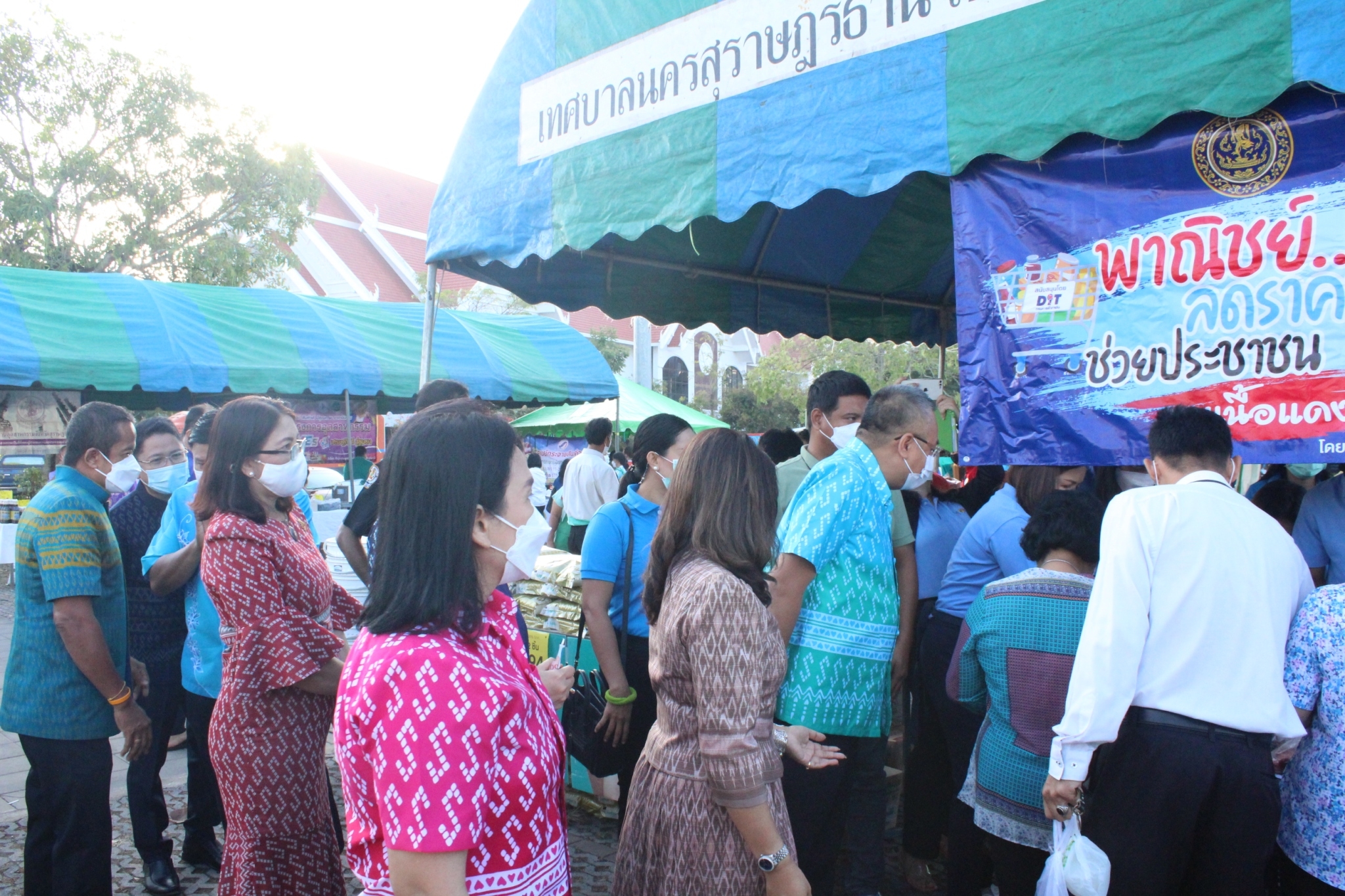 จังหวัดสุราษฎร์ธานี สู้วิกฤติ ”ของแพง” จัดตลาดนัดประชารัฐ คนไทยยิ้มได้ ลดค่าใช้จ่ายพี่น้องประชาชน