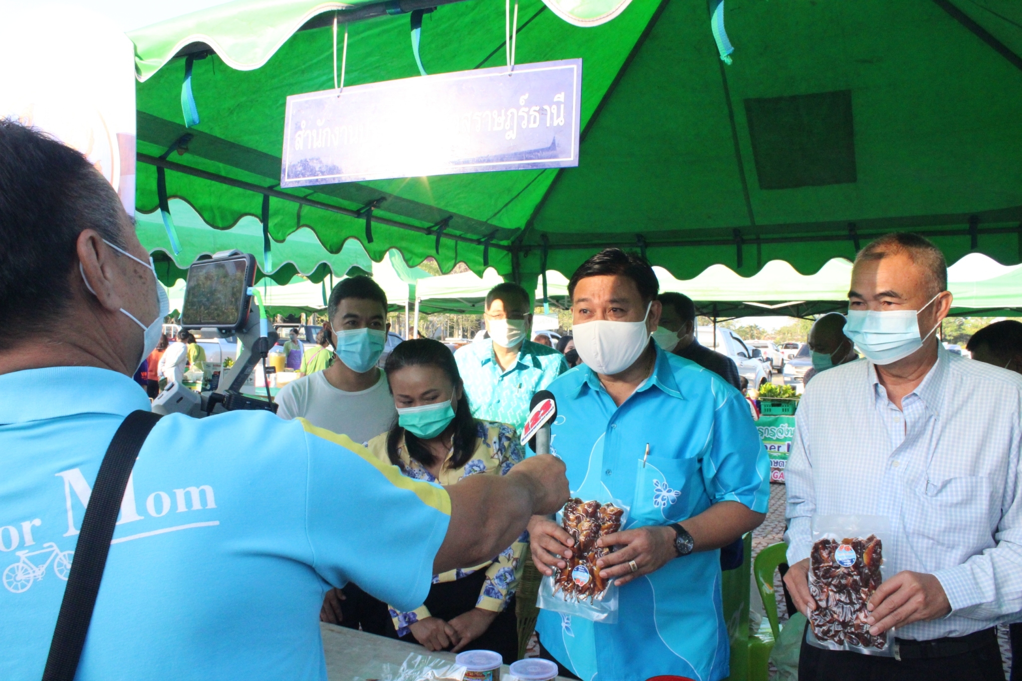 จังหวัดสุราษฎร์ธานี สู้วิกฤติ ”ของแพง” จัดตลาดนัดประชารัฐ คนไทยยิ้มได้ ลดค่าใช้จ่ายพี่น้องประชาชน