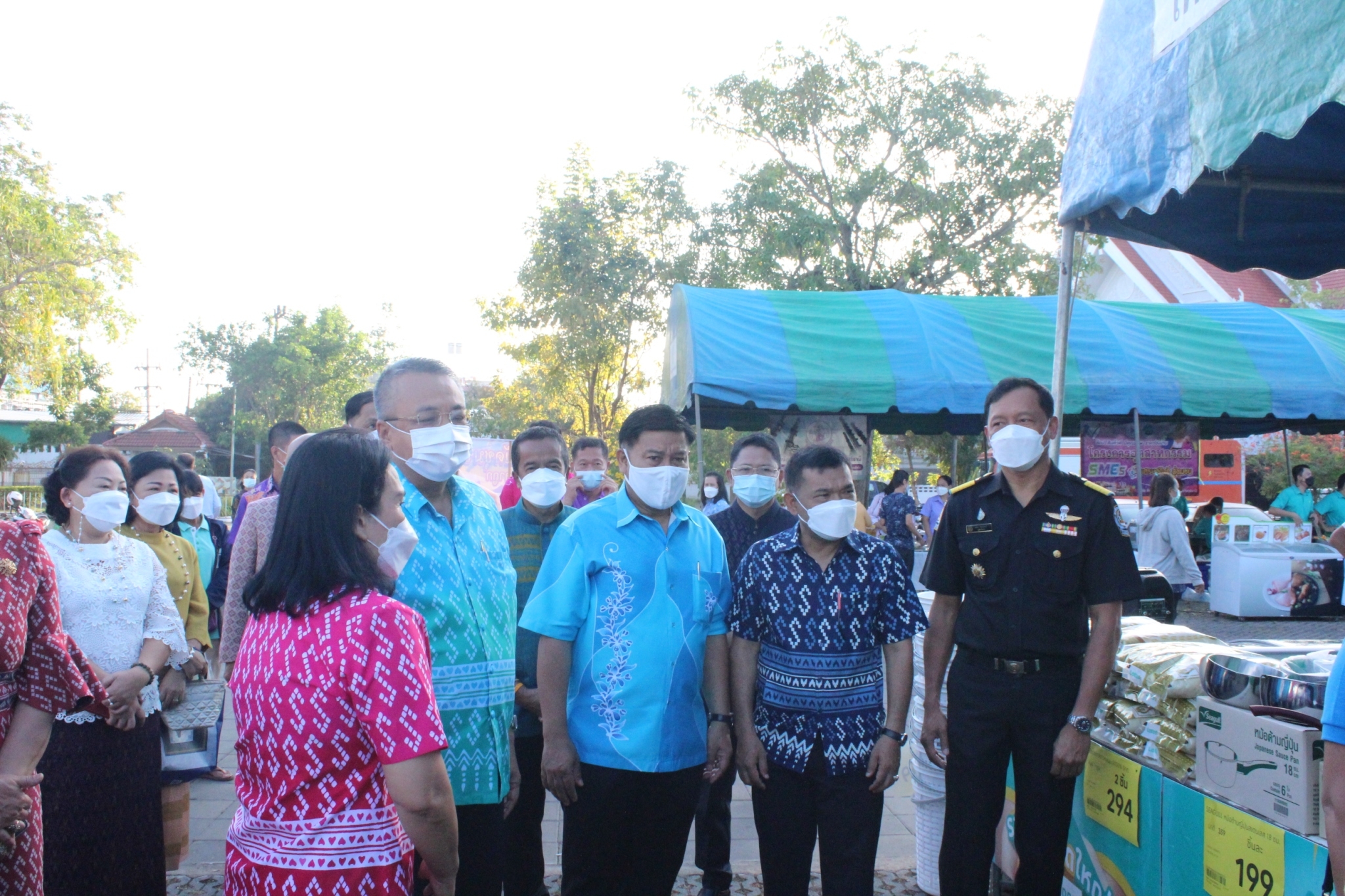 จังหวัดสุราษฎร์ธานี สู้วิกฤติ ”ของแพง” จัดตลาดนัดประชารัฐ คนไทยยิ้มได้ ลดค่าใช้จ่ายพี่น้องประชาชน