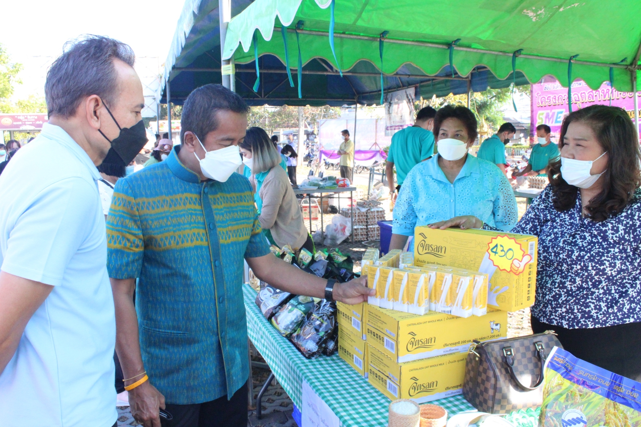 จังหวัดสุราษฎร์ธานี สู้วิกฤติ ”ของแพง” จัดตลาดนัดประชารัฐ คนไทยยิ้มได้ ลดค่าใช้จ่ายพี่น้องประชาชน