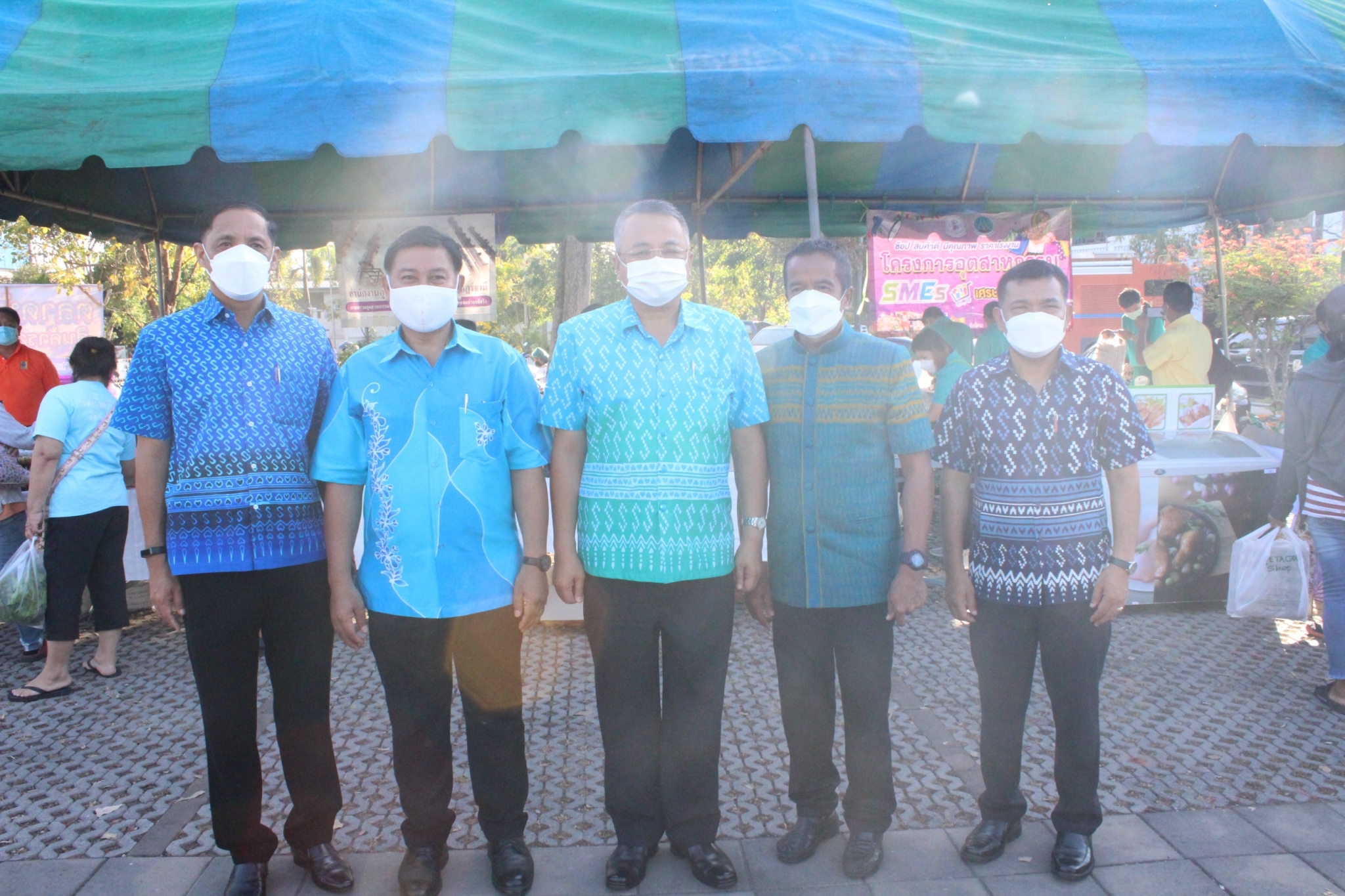 จังหวัดสุราษฎร์ธานี สู้วิกฤติ ”ของแพง” จัดตลาดนัดประชารัฐ คนไทยยิ้มได้ ลดค่าใช้จ่ายพี่น้องประชาชน