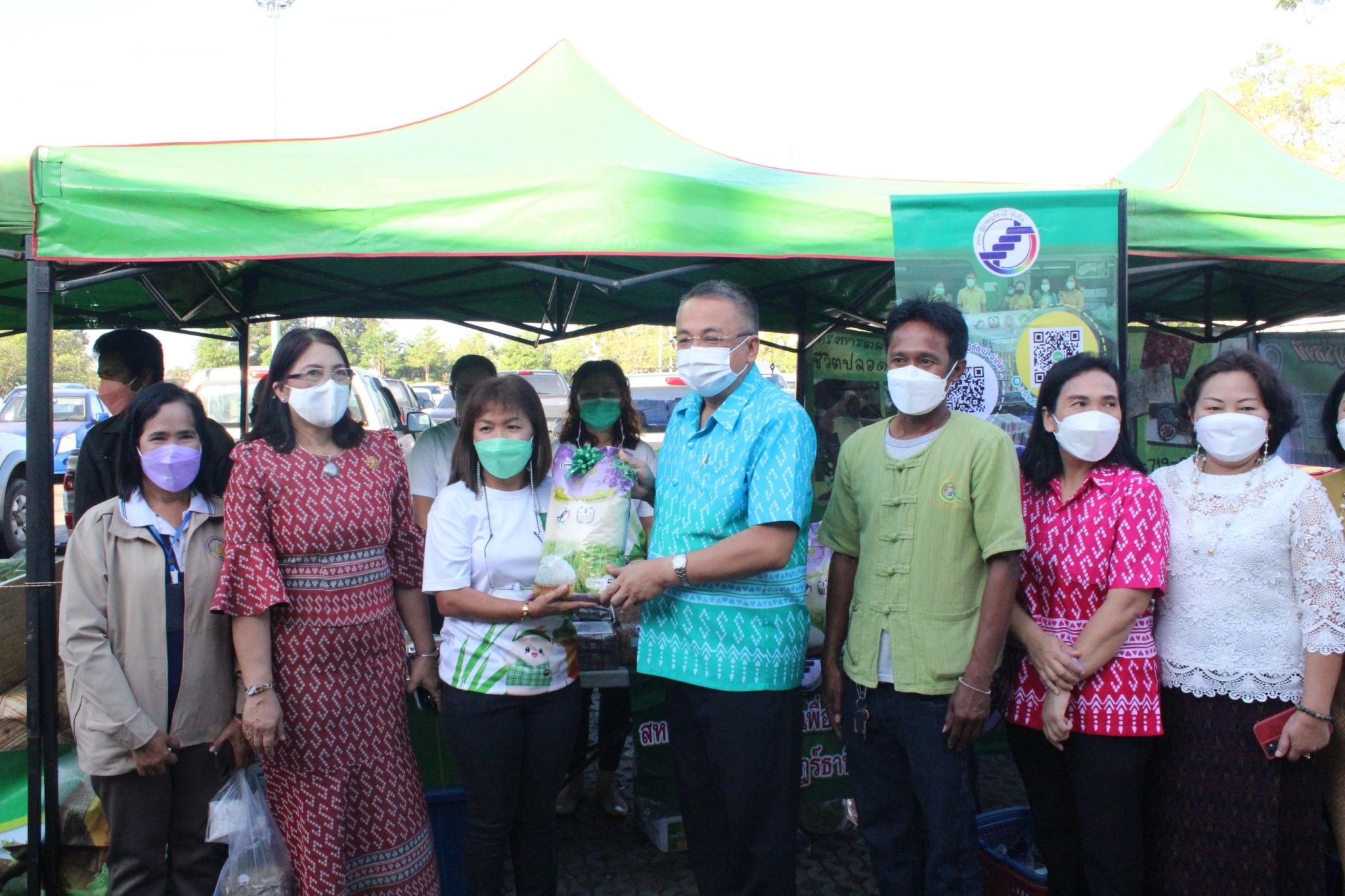 จังหวัดสุราษฎร์ธานี สู้วิกฤติ ”ของแพง” จัดตลาดนัดประชารัฐ คนไทยยิ้มได้ ลดค่าใช้จ่ายพี่น้องประชาชน
