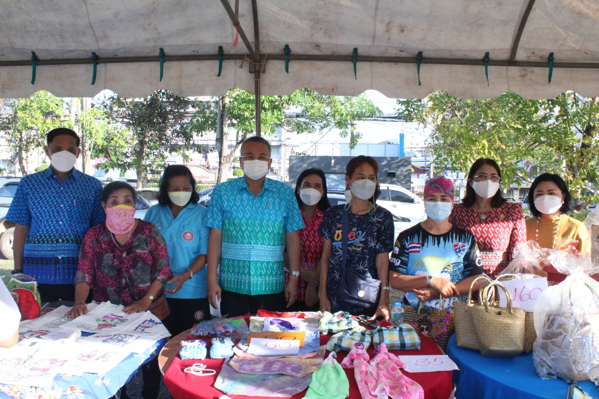 จังหวัดสุราษฎร์ธานี สู้วิกฤติ ”ของแพง” จัดตลาดนัดประชารัฐ คนไทยยิ้มได้ ลดค่าใช้จ่ายพี่น้องประชาชน