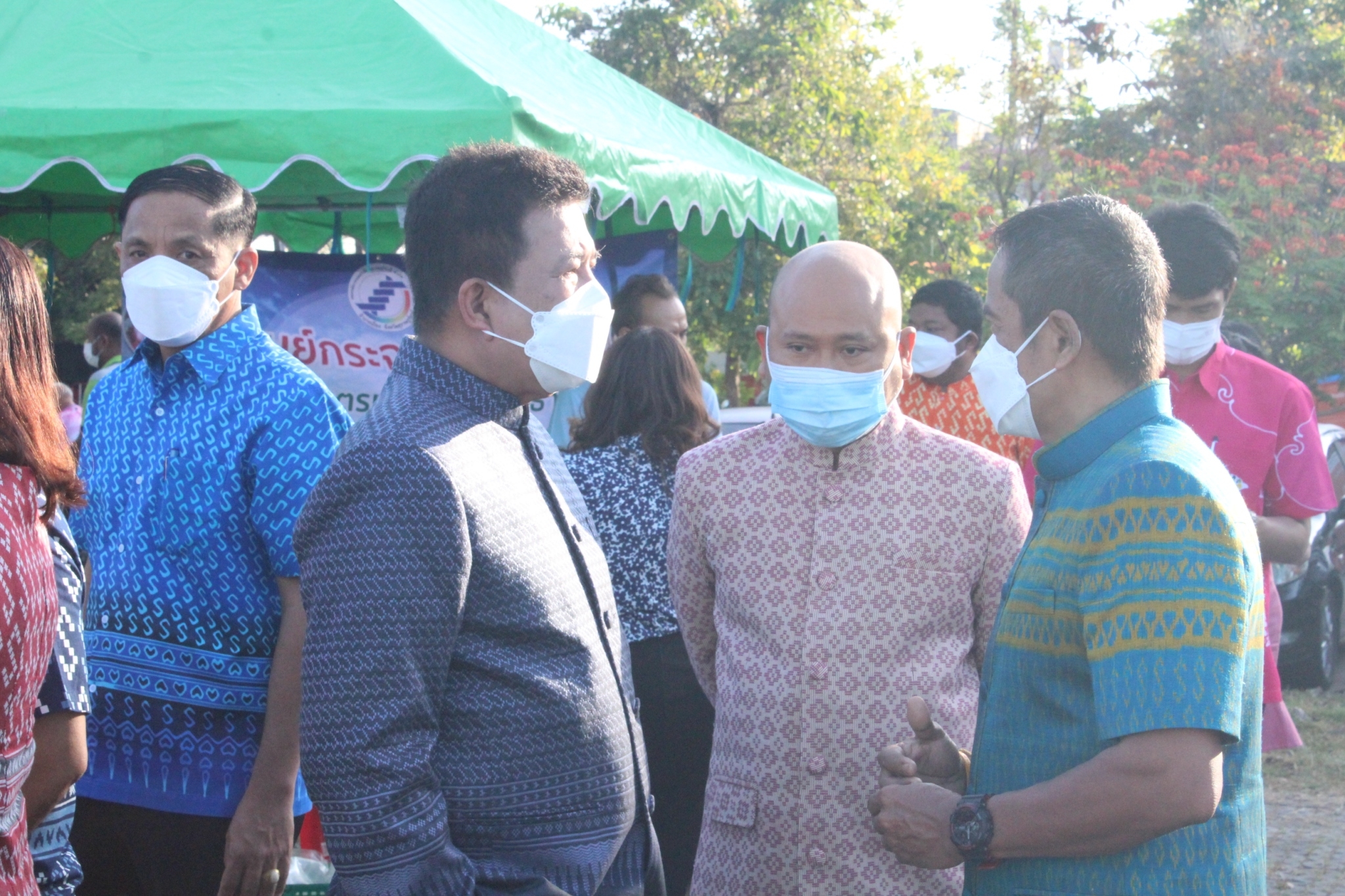 จังหวัดสุราษฎร์ธานี สู้วิกฤติ ”ของแพง” จัดตลาดนัดประชารัฐ คนไทยยิ้มได้ ลดค่าใช้จ่ายพี่น้องประชาชน