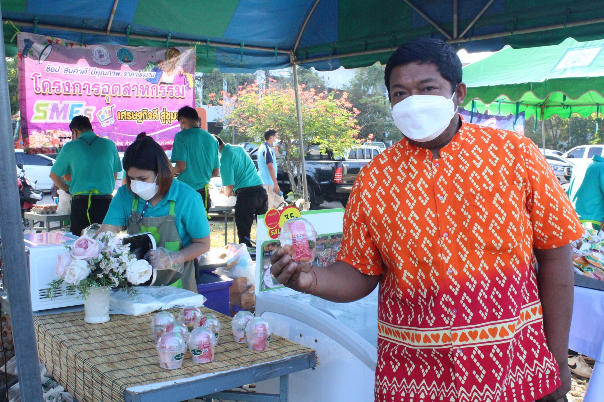 จังหวัดสุราษฎร์ธานี สู้วิกฤติ ”ของแพง” จัดตลาดนัดประชารัฐ คนไทยยิ้มได้ ลดค่าใช้จ่ายพี่น้องประชาชน