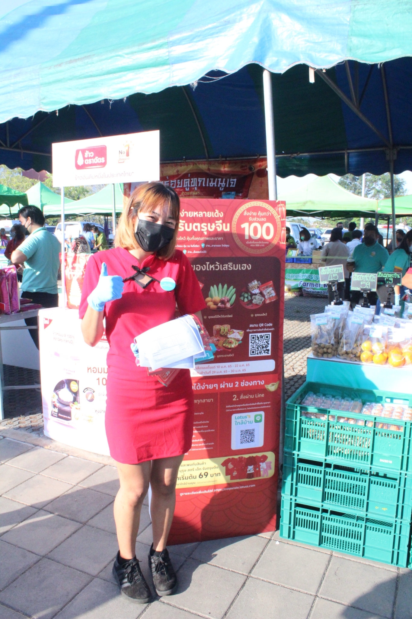 จังหวัดสุราษฎร์ธานี สู้วิกฤติ ”ของแพง” จัดตลาดนัดประชารัฐ คนไทยยิ้มได้ ลดค่าใช้จ่ายพี่น้องประชาชน