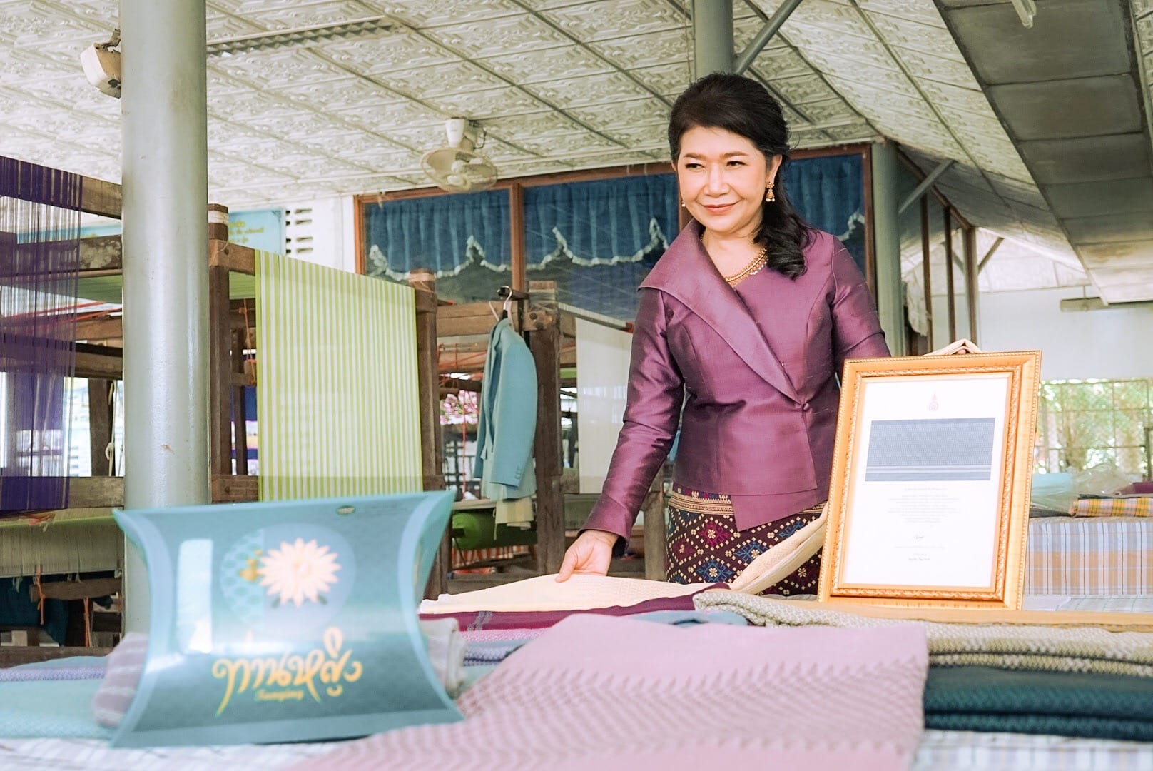 นายกเหล่ากาชาดจังหวัดสุราษฎร์ธานี และคณะ ลงพื้นที่กลุ่มทอผ้าบ้านท่านหญิง อ.วิภาวดี จ.สุราษฎร์ธานี ให้กำลังใจกลุ่มทอผ้าภายใต้โครงการ “สืบสาน อนุรักษ์ศิลป์ผ้าถิ่นไทย ดำรงไว้ในแผ่นดิน”