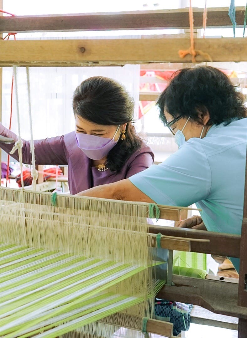 นายกเหล่ากาชาดจังหวัดสุราษฎร์ธานี และคณะ ลงพื้นที่กลุ่มทอผ้าบ้านท่านหญิง อ.วิภาวดี จ.สุราษฎร์ธานี ให้กำลังใจกลุ่มทอผ้าภายใต้โครงการ “สืบสาน อนุรักษ์ศิลป์ผ้าถิ่นไทย ดำรงไว้ในแผ่นดิน”