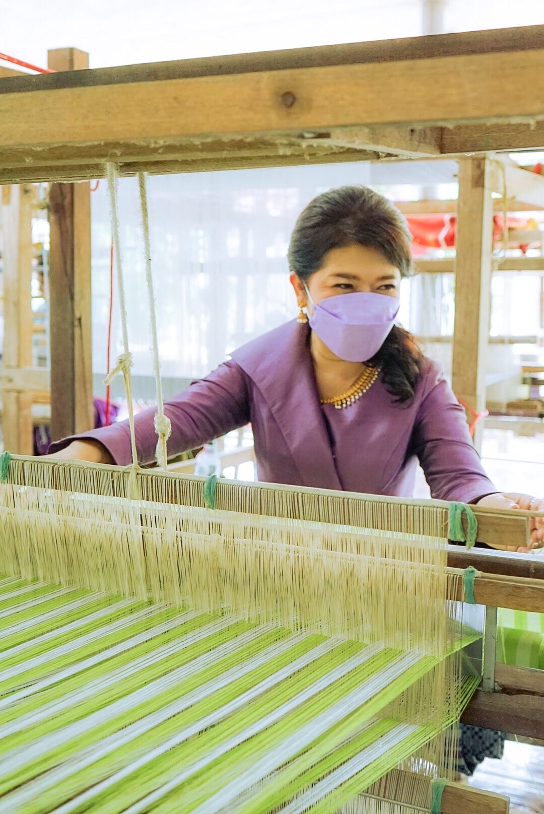 นายกเหล่ากาชาดจังหวัดสุราษฎร์ธานี และคณะ ลงพื้นที่กลุ่มทอผ้าบ้านท่านหญิง อ.วิภาวดี จ.สุราษฎร์ธานี ให้กำลังใจกลุ่มทอผ้าภายใต้โครงการ “สืบสาน อนุรักษ์ศิลป์ผ้าถิ่นไทย ดำรงไว้ในแผ่นดิน”