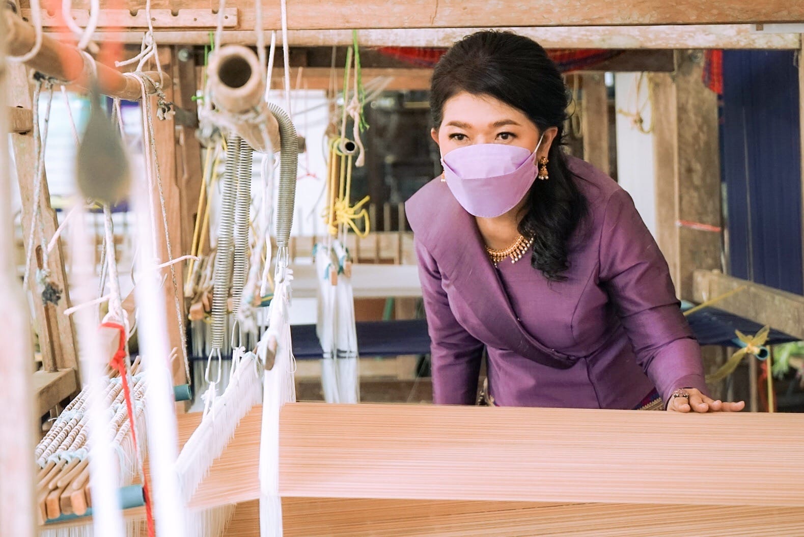 นายกเหล่ากาชาดจังหวัดสุราษฎร์ธานี และคณะ ลงพื้นที่กลุ่มทอผ้าบ้านท่านหญิง อ.วิภาวดี จ.สุราษฎร์ธานี ให้กำลังใจกลุ่มทอผ้าภายใต้โครงการ “สืบสาน อนุรักษ์ศิลป์ผ้าถิ่นไทย ดำรงไว้ในแผ่นดิน”