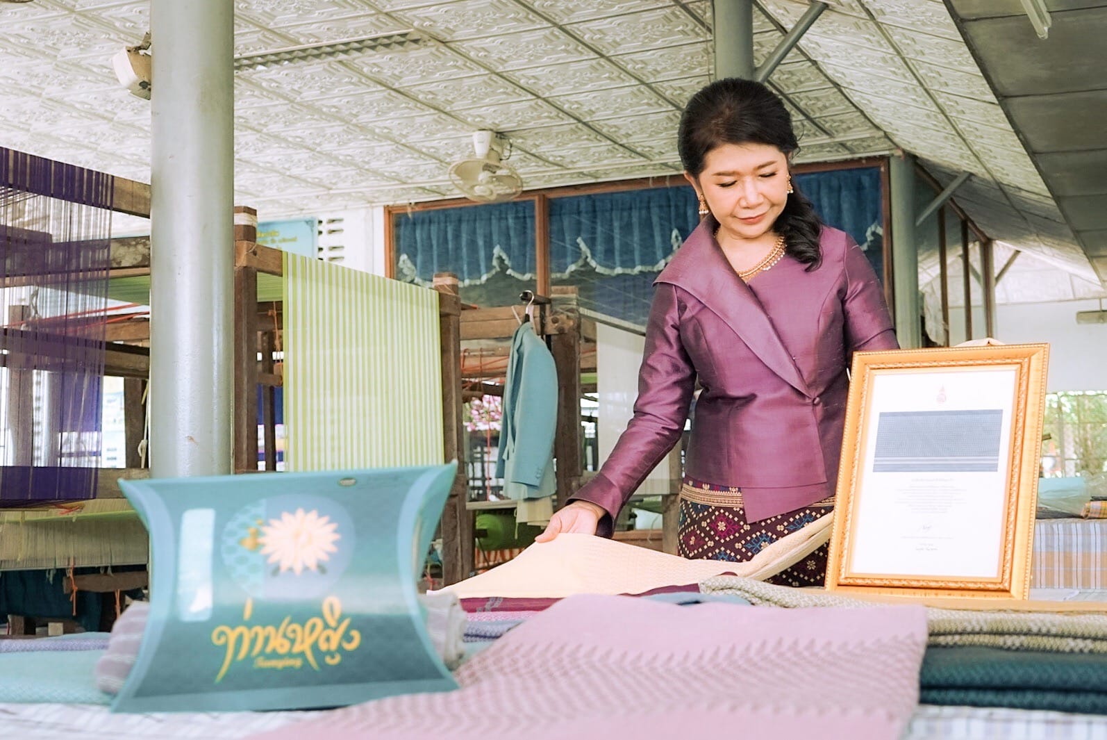 นายกเหล่ากาชาดจังหวัดสุราษฎร์ธานี และคณะ ลงพื้นที่กลุ่มทอผ้าบ้านท่านหญิง อ.วิภาวดี จ.สุราษฎร์ธานี ให้กำลังใจกลุ่มทอผ้าภายใต้โครงการ “สืบสาน อนุรักษ์ศิลป์ผ้าถิ่นไทย ดำรงไว้ในแผ่นดิน”