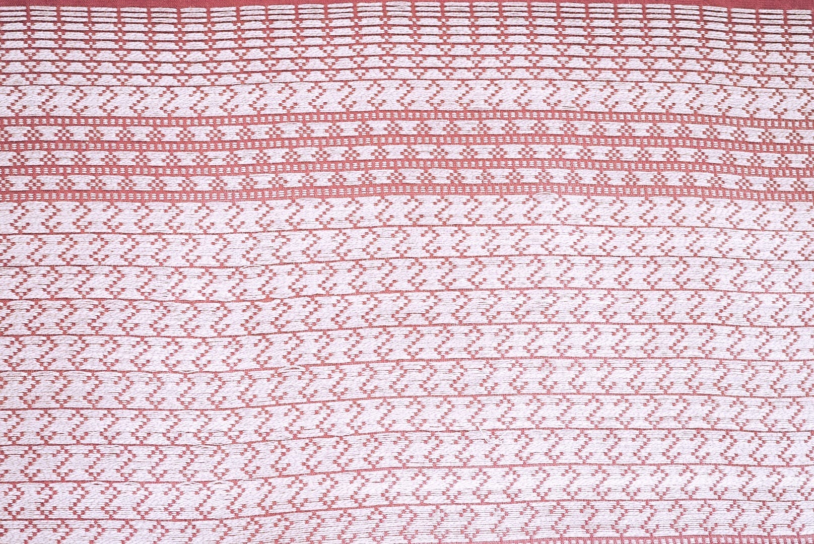 นายกเหล่ากาชาดจังหวัดสุราษฎร์ธานี และคณะ ลงพื้นที่กลุ่มทอผ้าบ้านท่านหญิง อ.วิภาวดี จ.สุราษฎร์ธานี ให้กำลังใจกลุ่มทอผ้าภายใต้โครงการ “สืบสาน อนุรักษ์ศิลป์ผ้าถิ่นไทย ดำรงไว้ในแผ่นดิน”