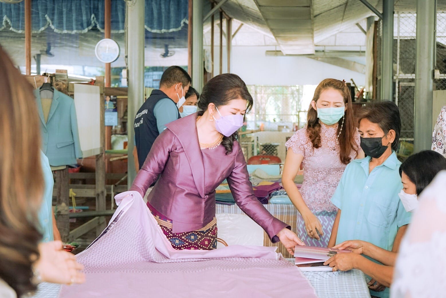 นายกเหล่ากาชาดจังหวัดสุราษฎร์ธานี และคณะ ลงพื้นที่กลุ่มทอผ้าบ้านท่านหญิง อ.วิภาวดี จ.สุราษฎร์ธานี ให้กำลังใจกลุ่มทอผ้าภายใต้โครงการ “สืบสาน อนุรักษ์ศิลป์ผ้าถิ่นไทย ดำรงไว้ในแผ่นดิน”