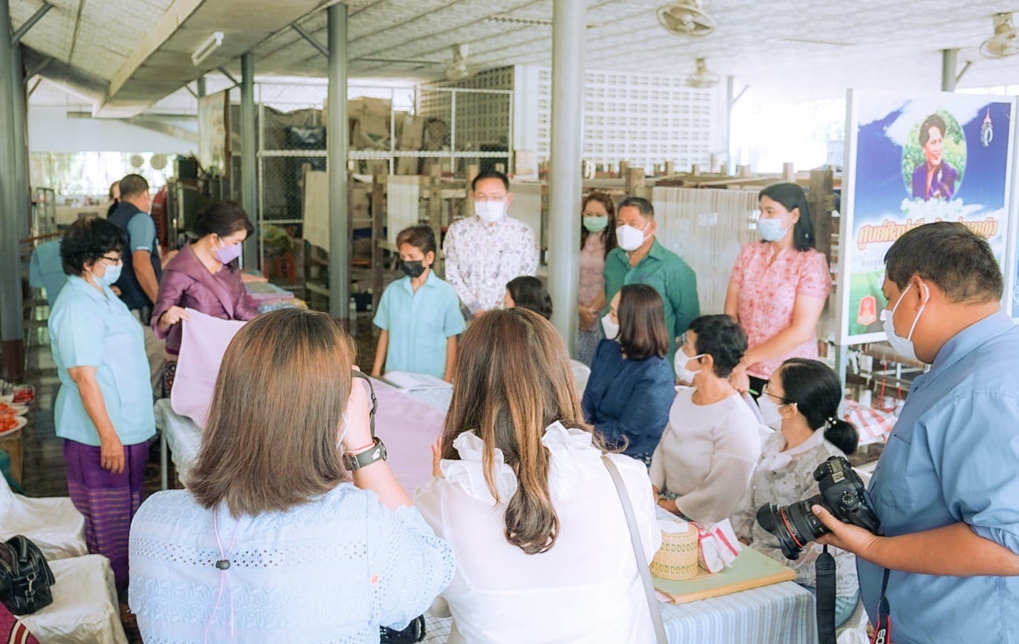 นายกเหล่ากาชาดจังหวัดสุราษฎร์ธานี และคณะ ลงพื้นที่กลุ่มทอผ้าบ้านท่านหญิง อ.วิภาวดี จ.สุราษฎร์ธานี ให้กำลังใจกลุ่มทอผ้าภายใต้โครงการ “สืบสาน อนุรักษ์ศิลป์ผ้าถิ่นไทย ดำรงไว้ในแผ่นดิน”
