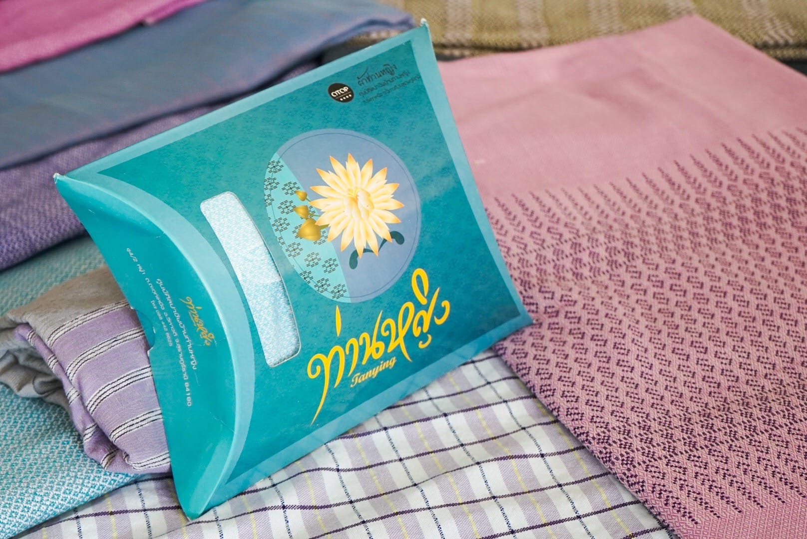 นายกเหล่ากาชาดจังหวัดสุราษฎร์ธานี และคณะ ลงพื้นที่กลุ่มทอผ้าบ้านท่านหญิง อ.วิภาวดี จ.สุราษฎร์ธานี ให้กำลังใจกลุ่มทอผ้าภายใต้โครงการ “สืบสาน อนุรักษ์ศิลป์ผ้าถิ่นไทย ดำรงไว้ในแผ่นดิน”