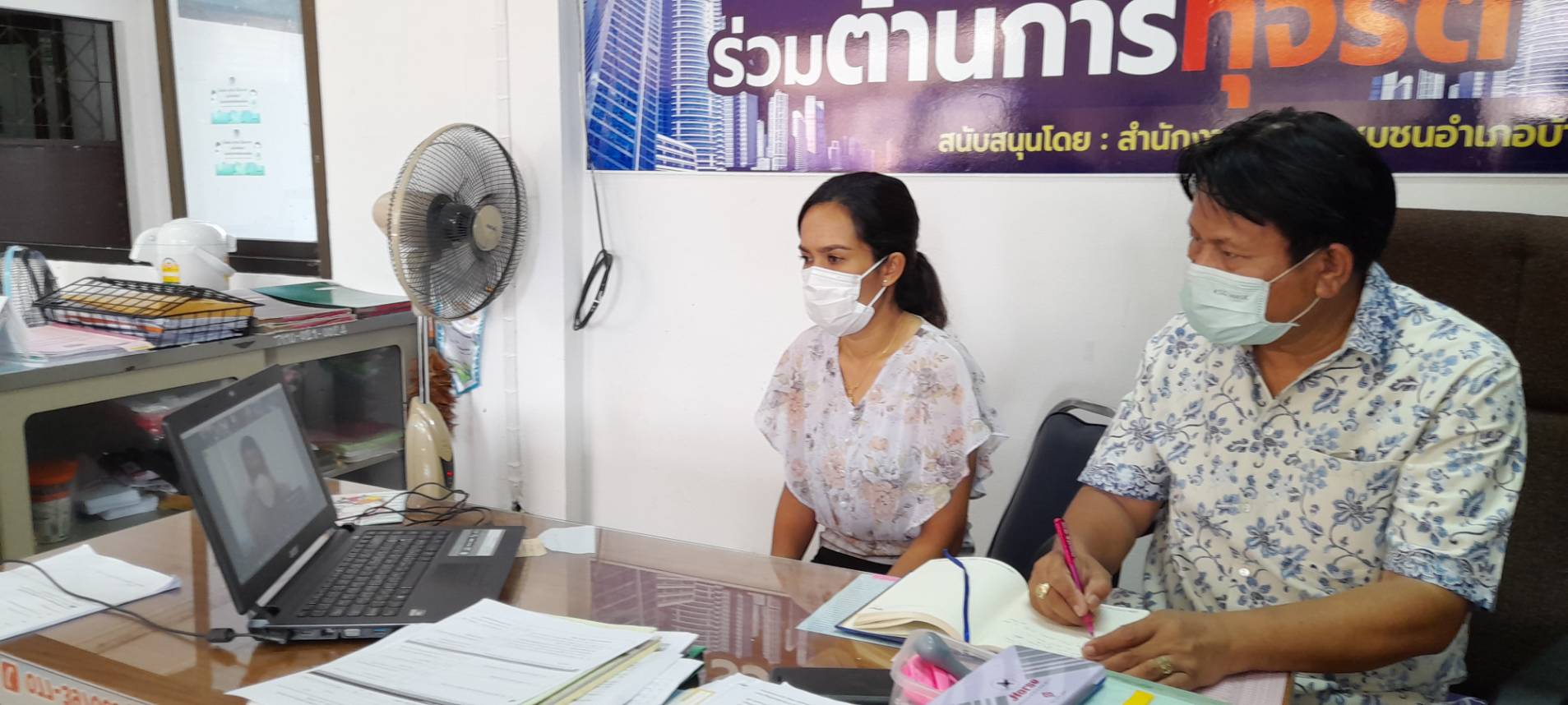 พช.สุราษฎร์ฯ ฟอร์มทีมไม่ยั้ง…ร่วมประชุมเร่งรัดขับเคลื่อนการดำเนินงานขจัดความยากจนและพัฒนาคนทุกช่วงวัยอย่างยั่งยืนในระดับพื้นที่ เขตตรวจราชการที่ 5 และ 18 กับผู้ ตรวจการกรมการพัฒนาชุมชน