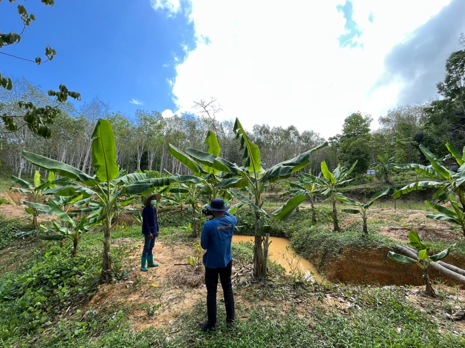 พช.สุราษฎร์ฯ ลงพื้นที่ผลิตสื่อประชาสัมพันธ์ ในโครงการพัฒนาคุณภาพชีวิตตามหลักเกษตรทฤษฎีใหม่ ประยุกต์ “โคก หนองนา โมเดล (พช.)”
