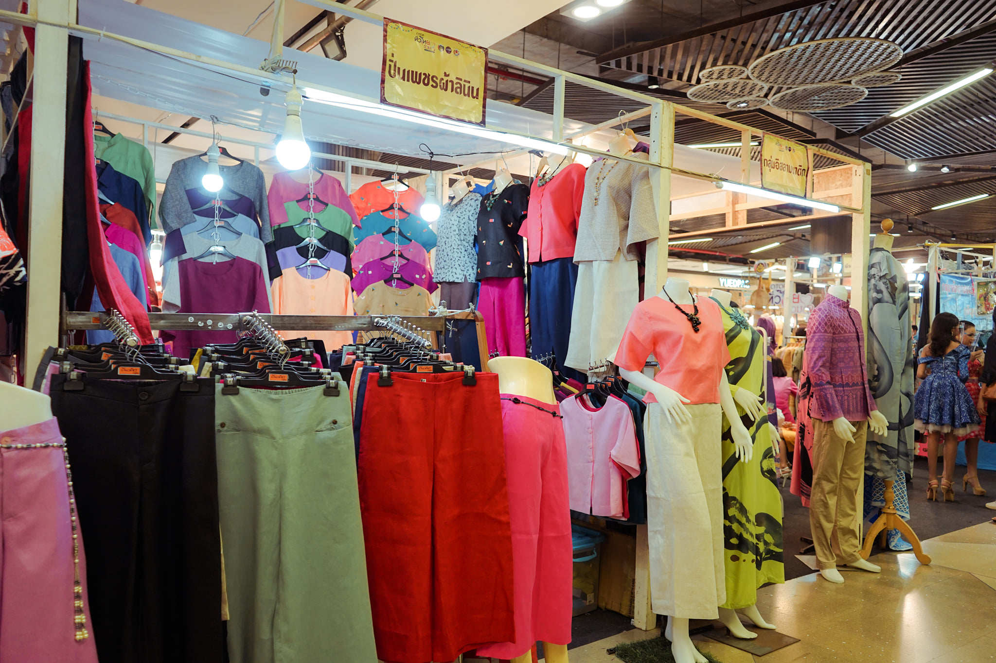 งาน “OTOP ทั่วไทย ร่วมใจสู่สุราษฎร์ธานี” ยกทัพสินค้า OTOP ชื่อดังจากทั่วประเทศมาไว้ที่เดียว อาหาร ของใช้ เสื้อผ้า เครื่องประดับ กว่า 80 บูท