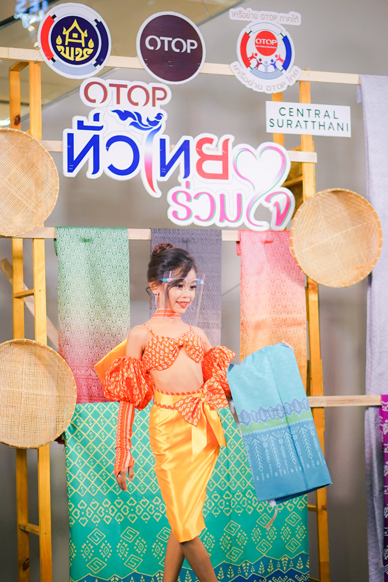 งาน “OTOP ทั่วไทย ร่วมใจสู่สุราษฎร์ธานี” ยกทัพสินค้า OTOP ชื่อดังจากทั่วประเทศมาไว้ที่เดียว อาหาร ของใช้ เสื้อผ้า เครื่องประดับ กว่า 80 บูท