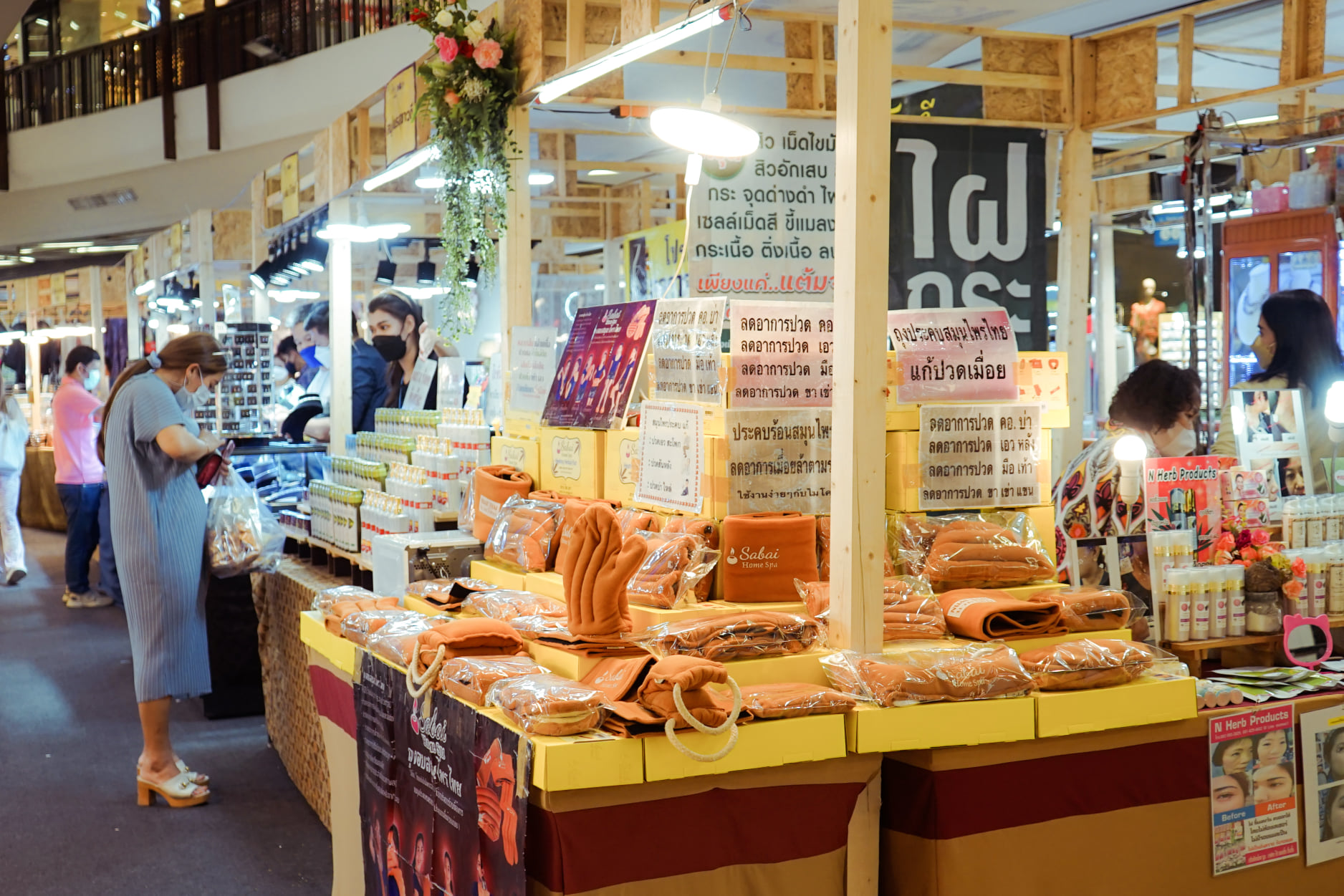 งาน “OTOP ทั่วไทย ร่วมใจสู่สุราษฎร์ธานี” ยกทัพสินค้า OTOP ชื่อดังจากทั่วประเทศมาไว้ที่เดียว อาหาร ของใช้ เสื้อผ้า เครื่องประดับ กว่า 80 บูท