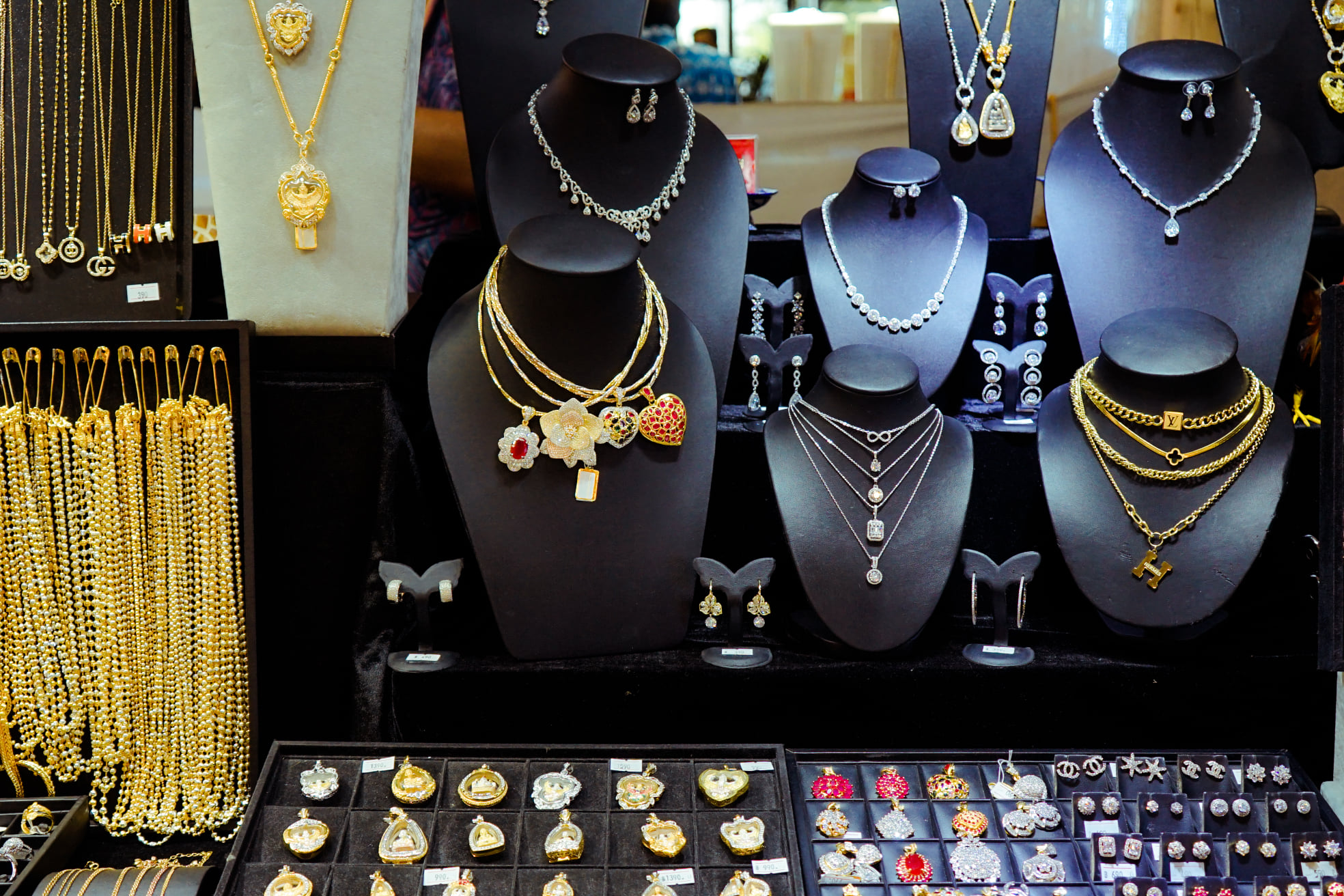 งาน “OTOP ทั่วไทย ร่วมใจสู่สุราษฎร์ธานี” ยกทัพสินค้า OTOP ชื่อดังจากทั่วประเทศมาไว้ที่เดียว อาหาร ของใช้ เสื้อผ้า เครื่องประดับ กว่า 80 บูท