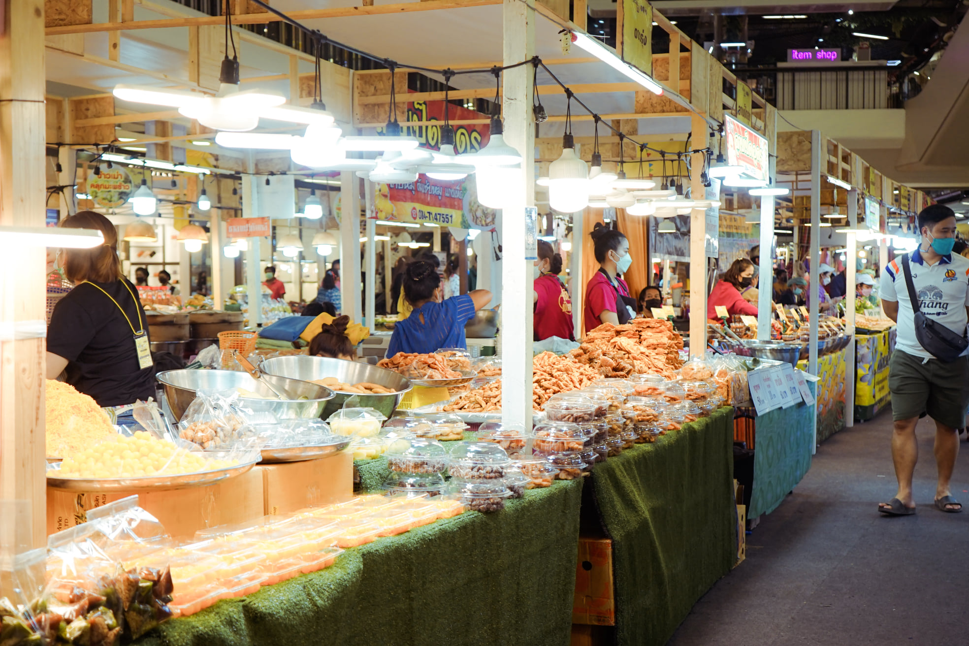 งาน “OTOP ทั่วไทย ร่วมใจสู่สุราษฎร์ธานี” ยกทัพสินค้า OTOP ชื่อดังจากทั่วประเทศมาไว้ที่เดียว อาหาร ของใช้ เสื้อผ้า เครื่องประดับ กว่า 80 บูท