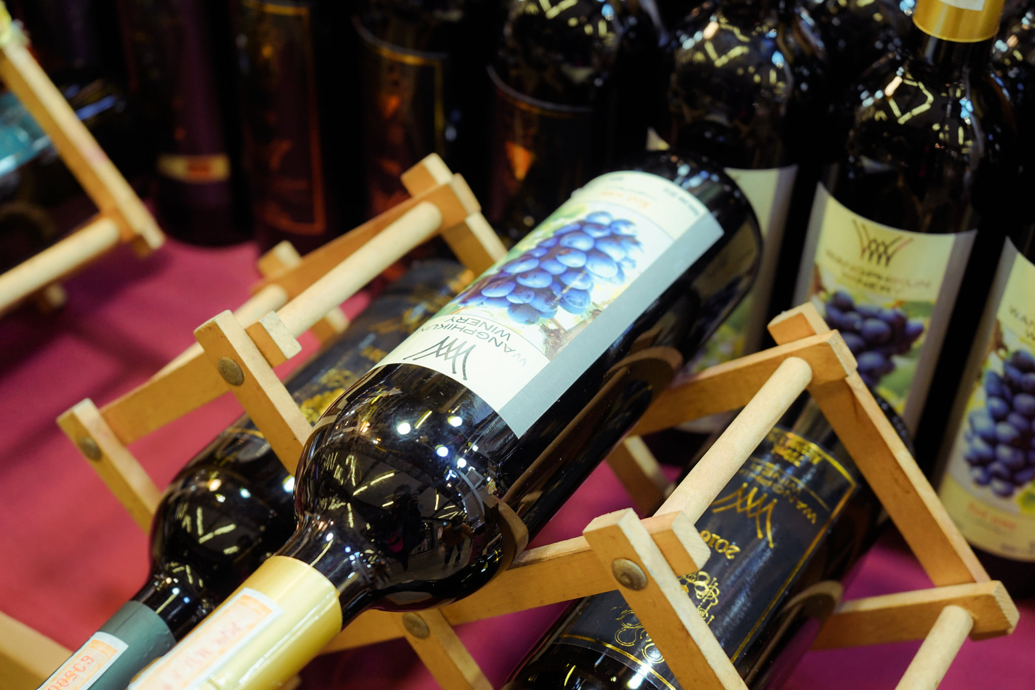 งาน “OTOP ทั่วไทย ร่วมใจสู่สุราษฎร์ธานี” ยกทัพสินค้า OTOP ชื่อดังจากทั่วประเทศมาไว้ที่เดียว อาหาร ของใช้ เสื้อผ้า เครื่องประดับ กว่า 80 บูท