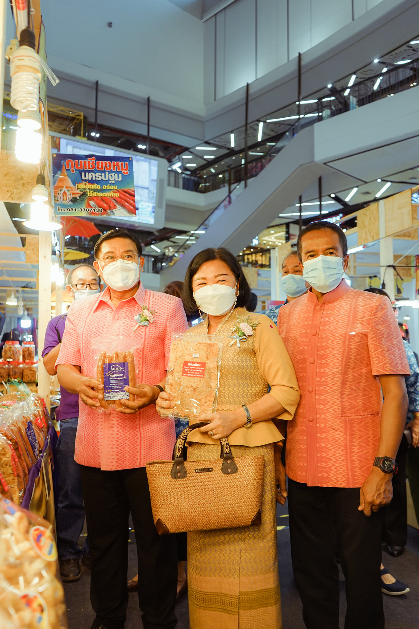 งาน “OTOP ทั่วไทย ร่วมใจสู่สุราษฎร์ธานี” ยกทัพสินค้า OTOP ชื่อดังจากทั่วประเทศมาไว้ที่เดียว อาหาร ของใช้ เสื้อผ้า เครื่องประดับ กว่า 80 บูท