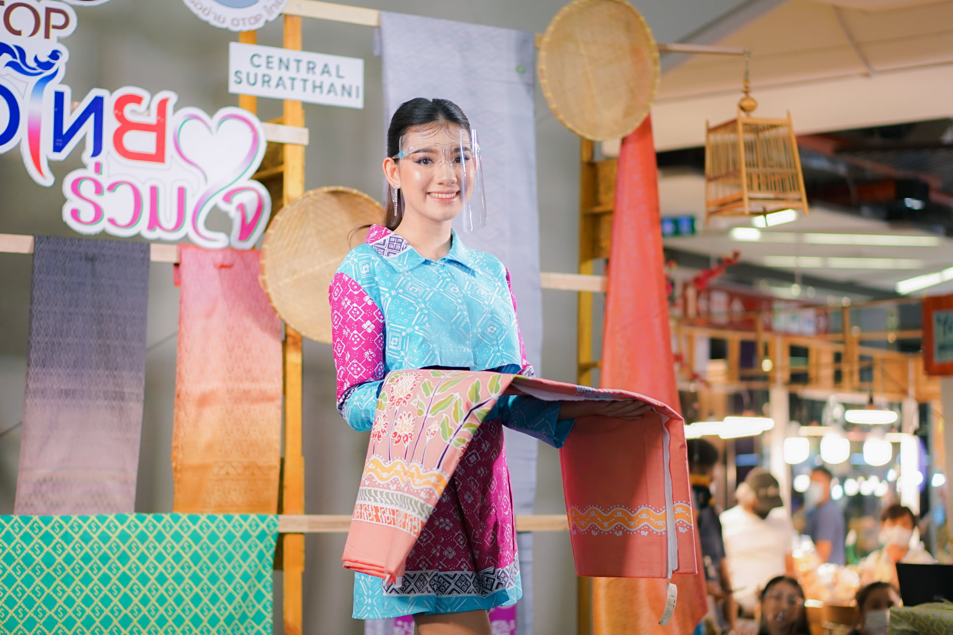 งาน “OTOP ทั่วไทย ร่วมใจสู่สุราษฎร์ธานี” ยกทัพสินค้า OTOP ชื่อดังจากทั่วประเทศมาไว้ที่เดียว อาหาร ของใช้ เสื้อผ้า เครื่องประดับ กว่า 80 บูท