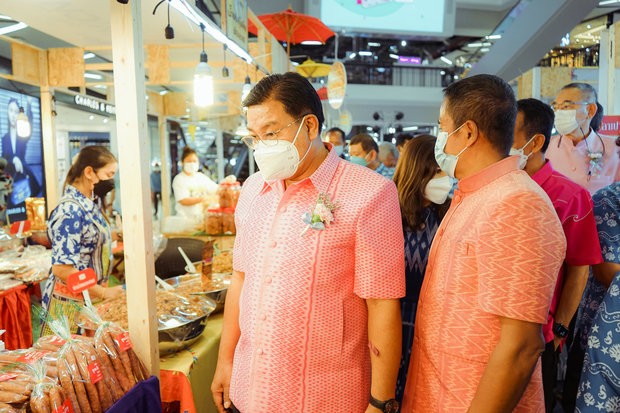 งาน “OTOP ทั่วไทย ร่วมใจสู่สุราษฎร์ธานี” ยกทัพสินค้า OTOP ชื่อดังจากทั่วประเทศมาไว้ที่เดียว อาหาร ของใช้ เสื้อผ้า เครื่องประดับ กว่า 80 บูท