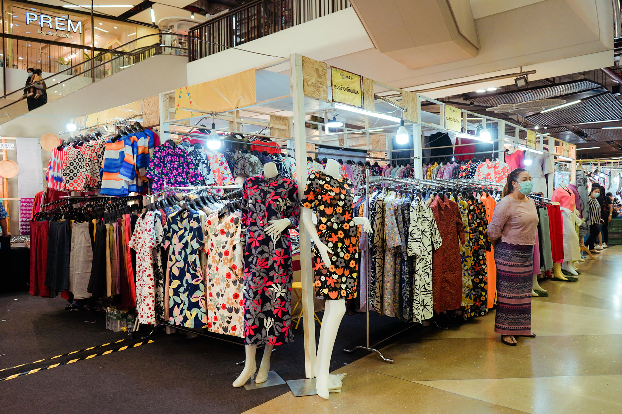 งาน “OTOP ทั่วไทย ร่วมใจสู่สุราษฎร์ธานี” ยกทัพสินค้า OTOP ชื่อดังจากทั่วประเทศมาไว้ที่เดียว อาหาร ของใช้ เสื้อผ้า เครื่องประดับ กว่า 80 บูท