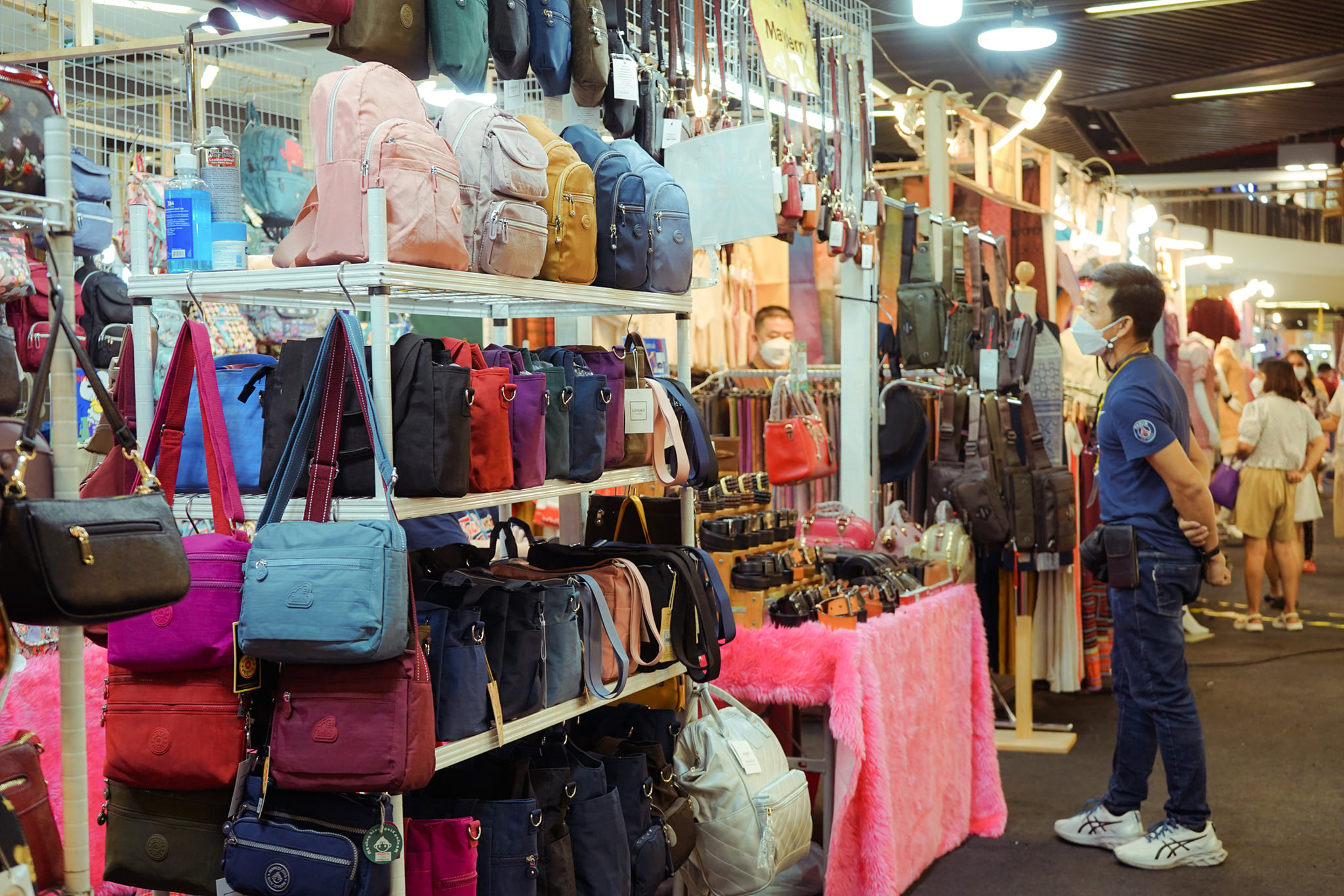 งาน “OTOP ทั่วไทย ร่วมใจสู่สุราษฎร์ธานี” ยกทัพสินค้า OTOP ชื่อดังจากทั่วประเทศมาไว้ที่เดียว อาหาร ของใช้ เสื้อผ้า เครื่องประดับ กว่า 80 บูท