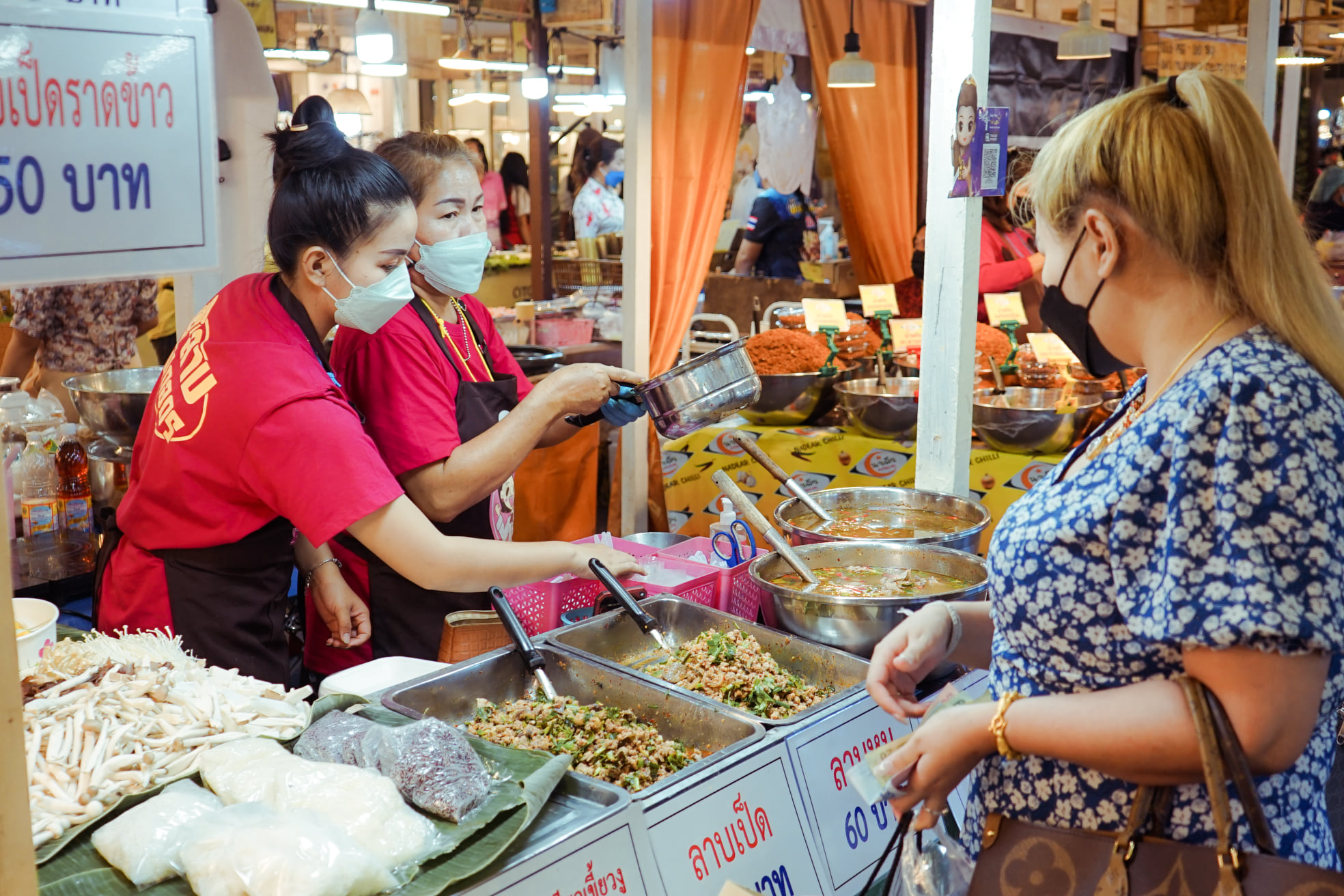 งาน “OTOP ทั่วไทย ร่วมใจสู่สุราษฎร์ธานี” ยกทัพสินค้า OTOP ชื่อดังจากทั่วประเทศมาไว้ที่เดียว อาหาร ของใช้ เสื้อผ้า เครื่องประดับ กว่า 80 บูท