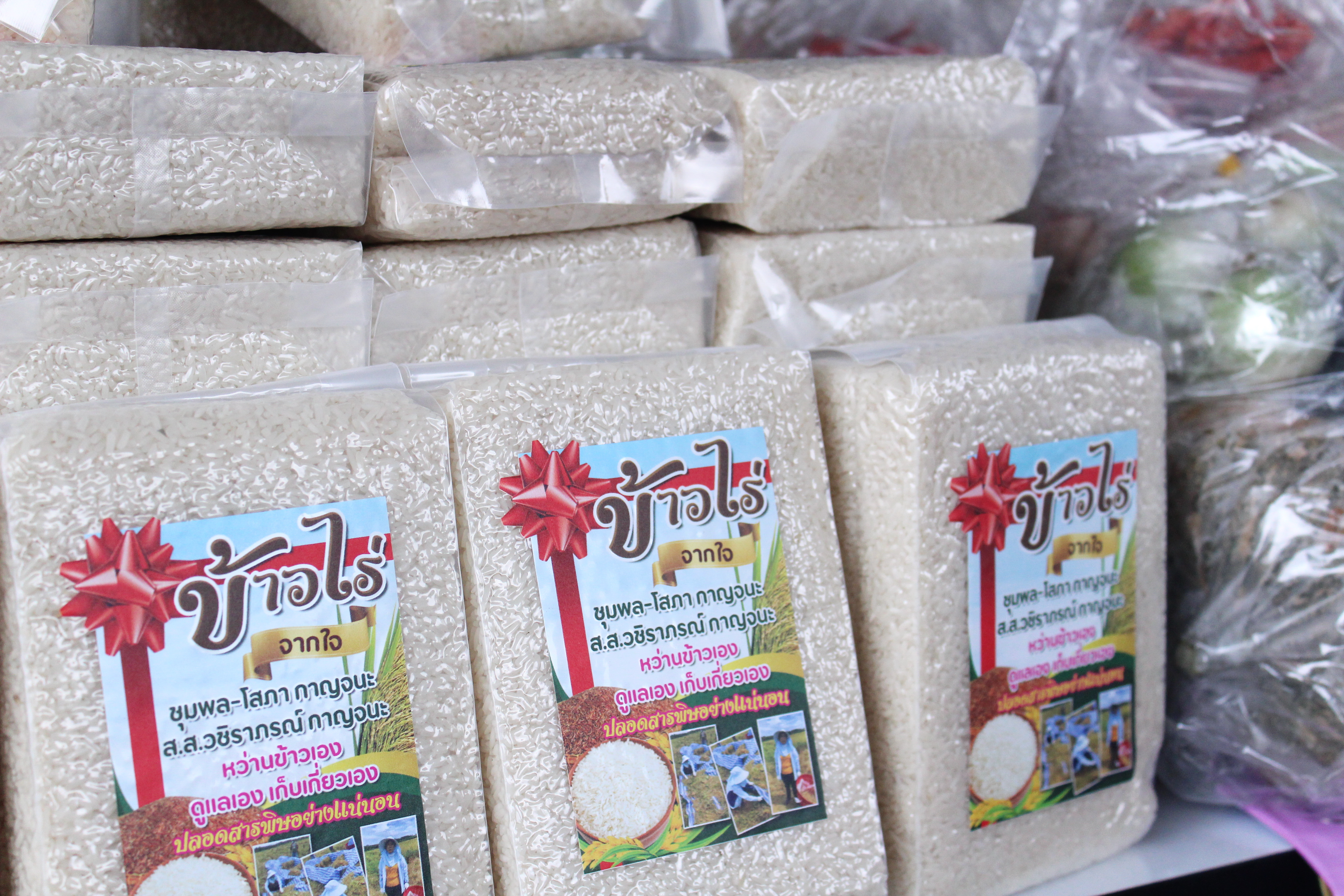 กองทุนพัฒนาบทบาทสตรีจังหวัดสุราษฎร์ธานี พร้อมใจมอบสิ่งของ อุปโภค บริโภค ให้กับตู้ปันสุขเนื่องในวันสตรีสากล ภายใต้ชื่อโครงการ “พลังสตรีเมืองคนดี ช่วยเหลือผู้ด้อยโอกาส เนื่องในวันสตรีสากล” ประจำปี 2565