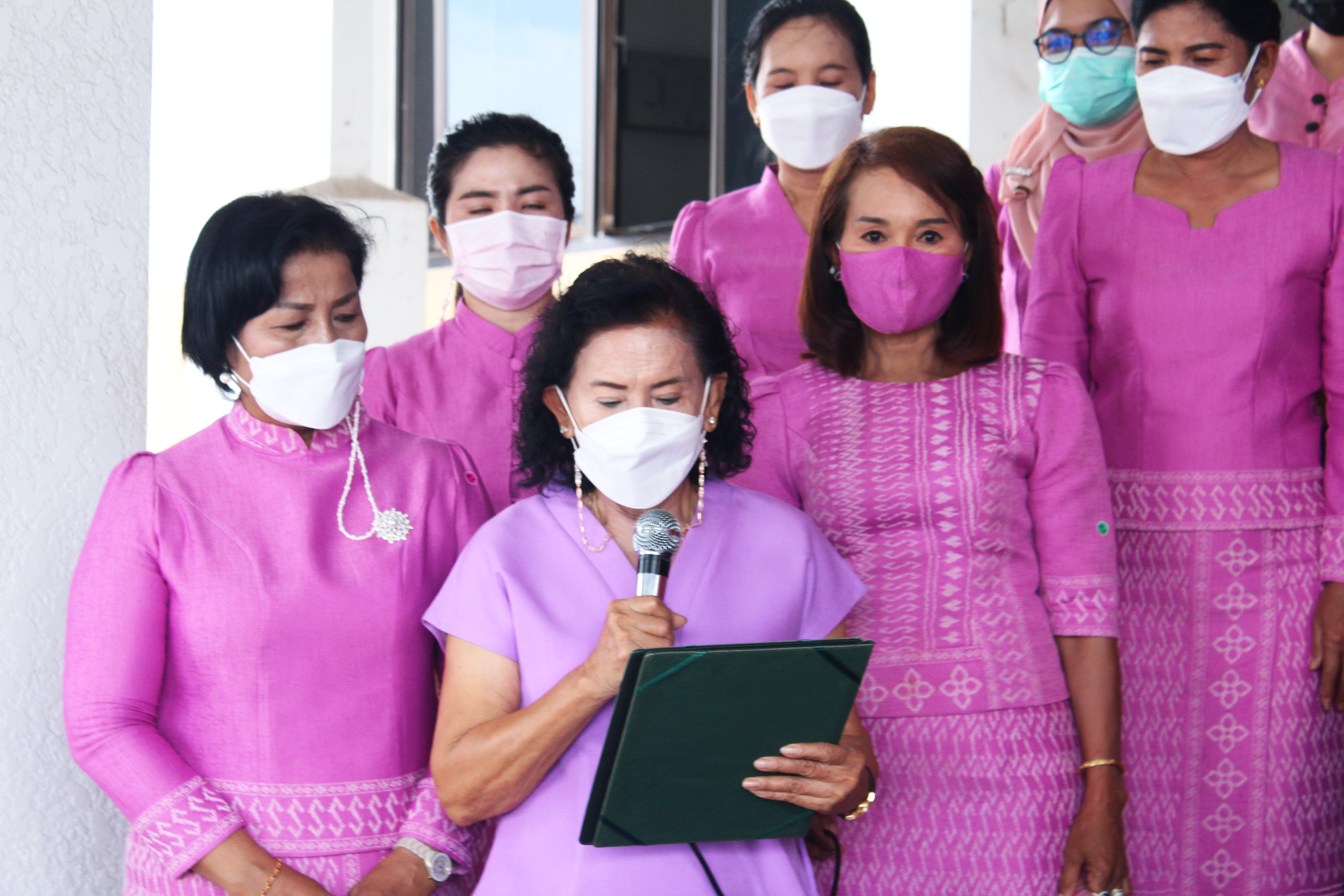 กองทุนพัฒนาบทบาทสตรีจังหวัดสุราษฎร์ธานี พร้อมใจมอบสิ่งของ อุปโภค บริโภค ให้กับตู้ปันสุขเนื่องในวันสตรีสากล ภายใต้ชื่อโครงการ “พลังสตรีเมืองคนดี ช่วยเหลือผู้ด้อยโอกาส เนื่องในวันสตรีสากล” ประจำปี 2565