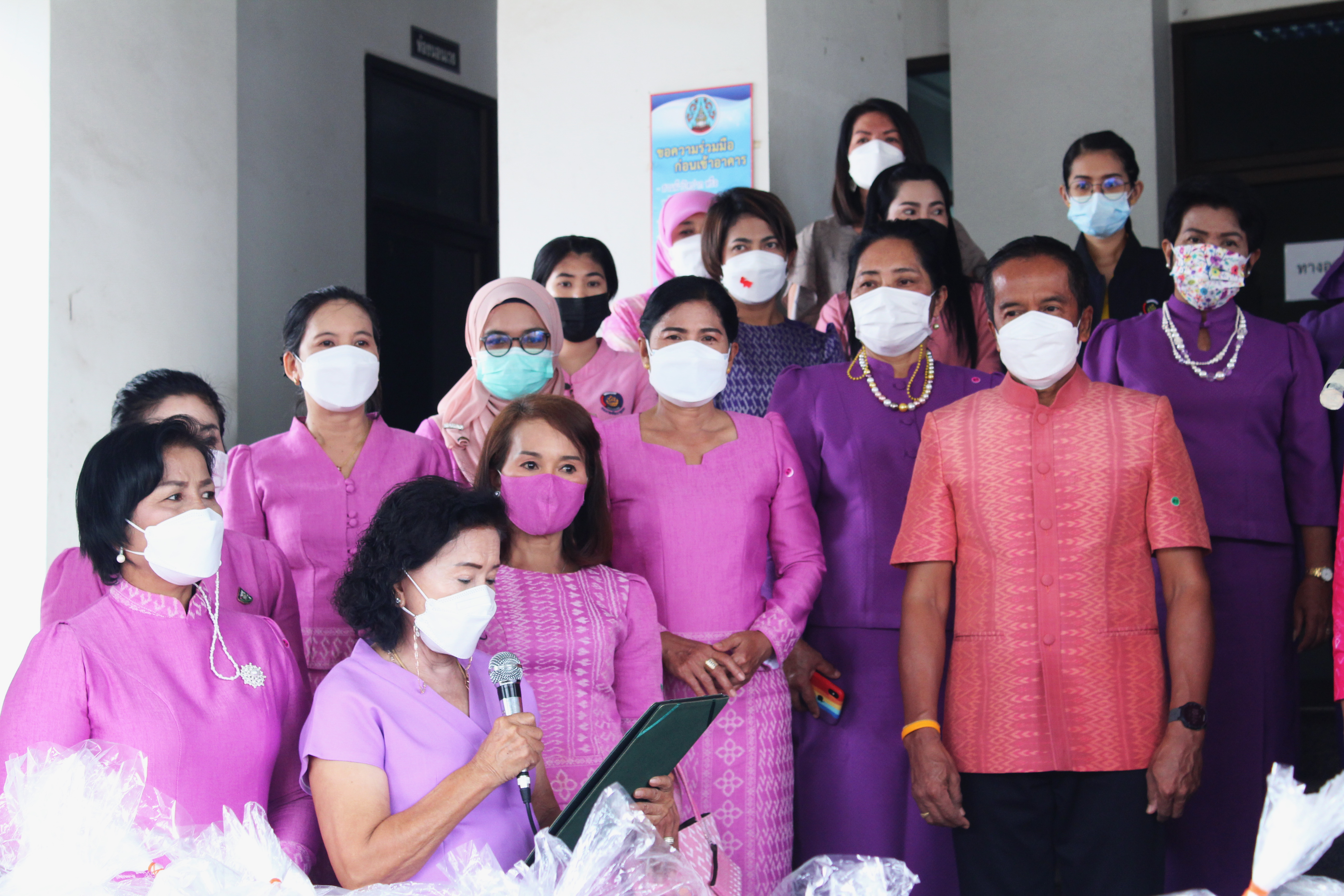 กองทุนพัฒนาบทบาทสตรีจังหวัดสุราษฎร์ธานี พร้อมใจมอบสิ่งของ อุปโภค บริโภค ให้กับตู้ปันสุขเนื่องในวันสตรีสากล ภายใต้ชื่อโครงการ “พลังสตรีเมืองคนดี ช่วยเหลือผู้ด้อยโอกาส เนื่องในวันสตรีสากล” ประจำปี 2565