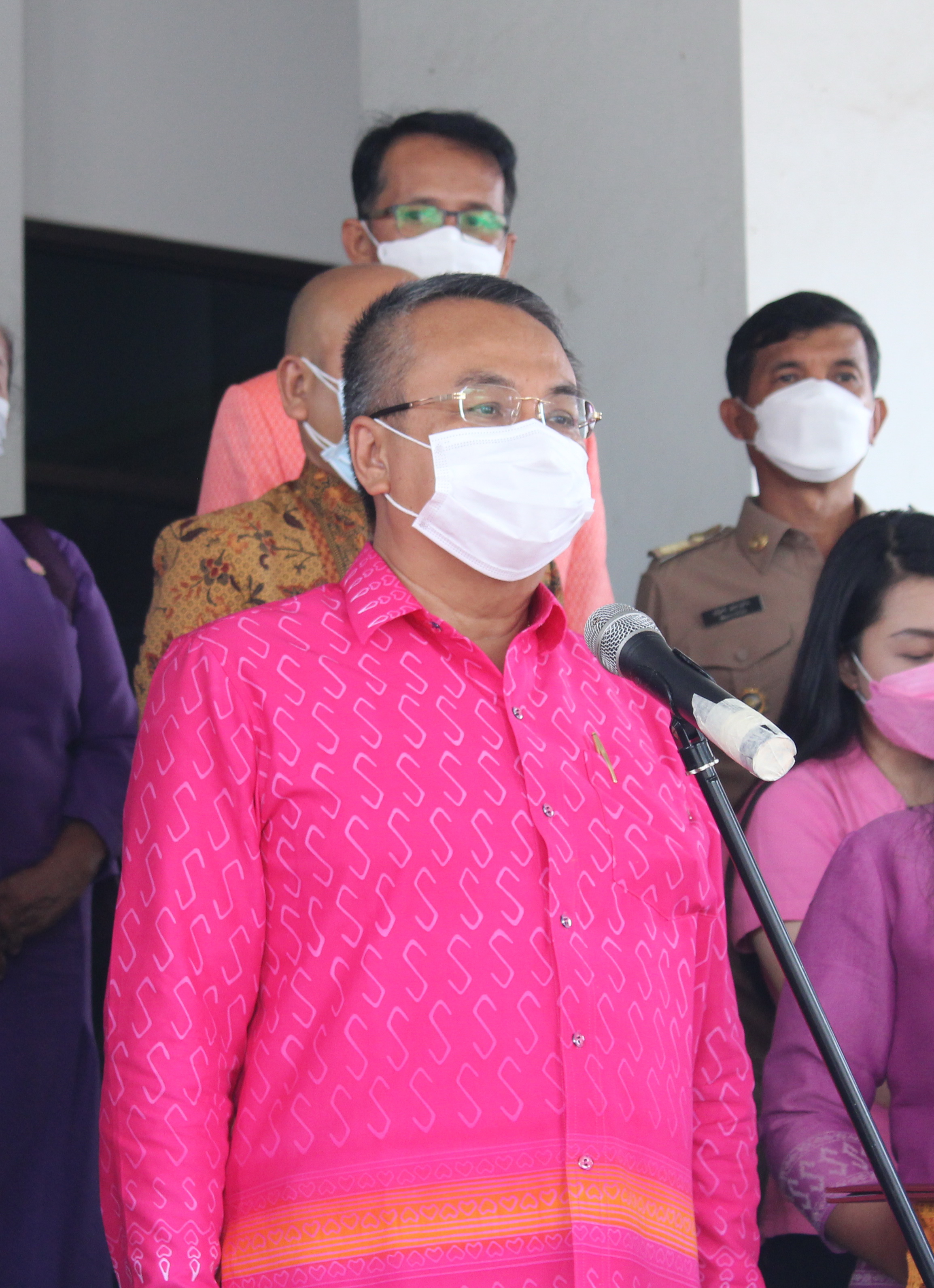 กองทุนพัฒนาบทบาทสตรีจังหวัดสุราษฎร์ธานี พร้อมใจมอบสิ่งของ อุปโภค บริโภค ให้กับตู้ปันสุขเนื่องในวันสตรีสากล ภายใต้ชื่อโครงการ “พลังสตรีเมืองคนดี ช่วยเหลือผู้ด้อยโอกาส เนื่องในวันสตรีสากล” ประจำปี 2565