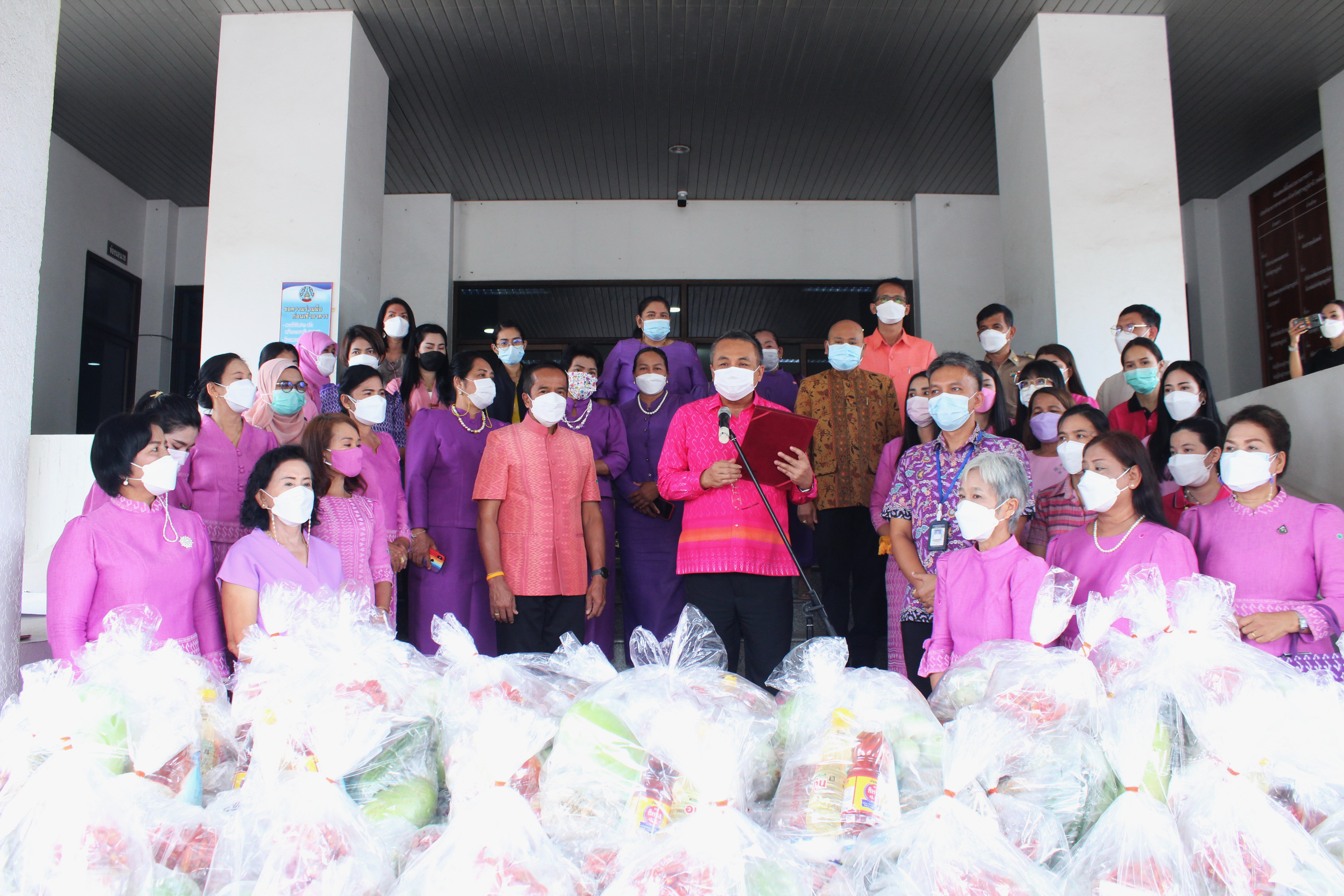 กองทุนพัฒนาบทบาทสตรีจังหวัดสุราษฎร์ธานี พร้อมใจมอบสิ่งของ อุปโภค บริโภค ให้กับตู้ปันสุขเนื่องในวันสตรีสากล ภายใต้ชื่อโครงการ “พลังสตรีเมืองคนดี ช่วยเหลือผู้ด้อยโอกาส เนื่องในวันสตรีสากล” ประจำปี 2565