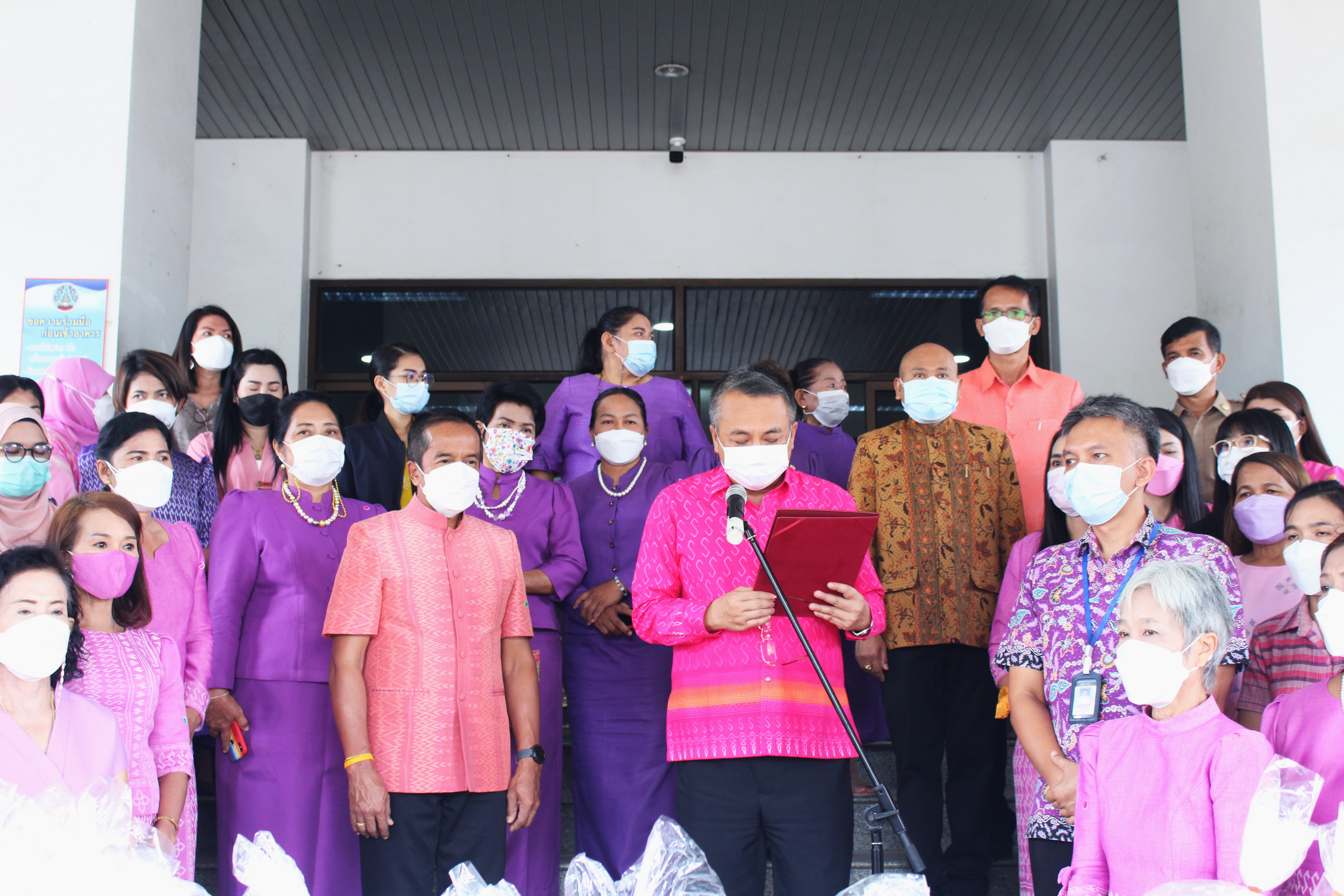 กองทุนพัฒนาบทบาทสตรีจังหวัดสุราษฎร์ธานี พร้อมใจมอบสิ่งของ อุปโภค บริโภค ให้กับตู้ปันสุขเนื่องในวันสตรีสากล ภายใต้ชื่อโครงการ “พลังสตรีเมืองคนดี ช่วยเหลือผู้ด้อยโอกาส เนื่องในวันสตรีสากล” ประจำปี 2565