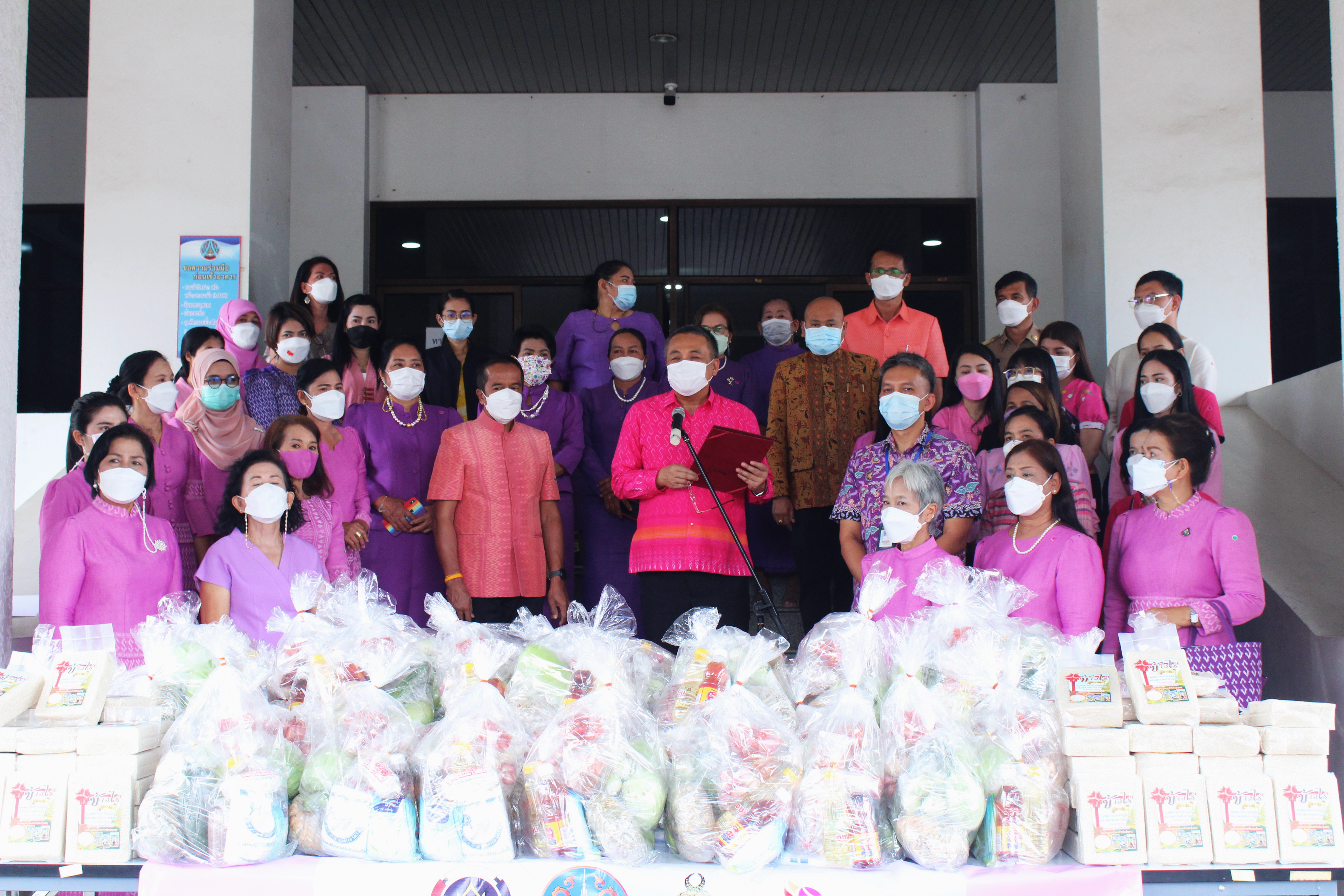 กองทุนพัฒนาบทบาทสตรีจังหวัดสุราษฎร์ธานี พร้อมใจมอบสิ่งของ อุปโภค บริโภค ให้กับตู้ปันสุขเนื่องในวันสตรีสากล ภายใต้ชื่อโครงการ “พลังสตรีเมืองคนดี ช่วยเหลือผู้ด้อยโอกาส เนื่องในวันสตรีสากล” ประจำปี 2565