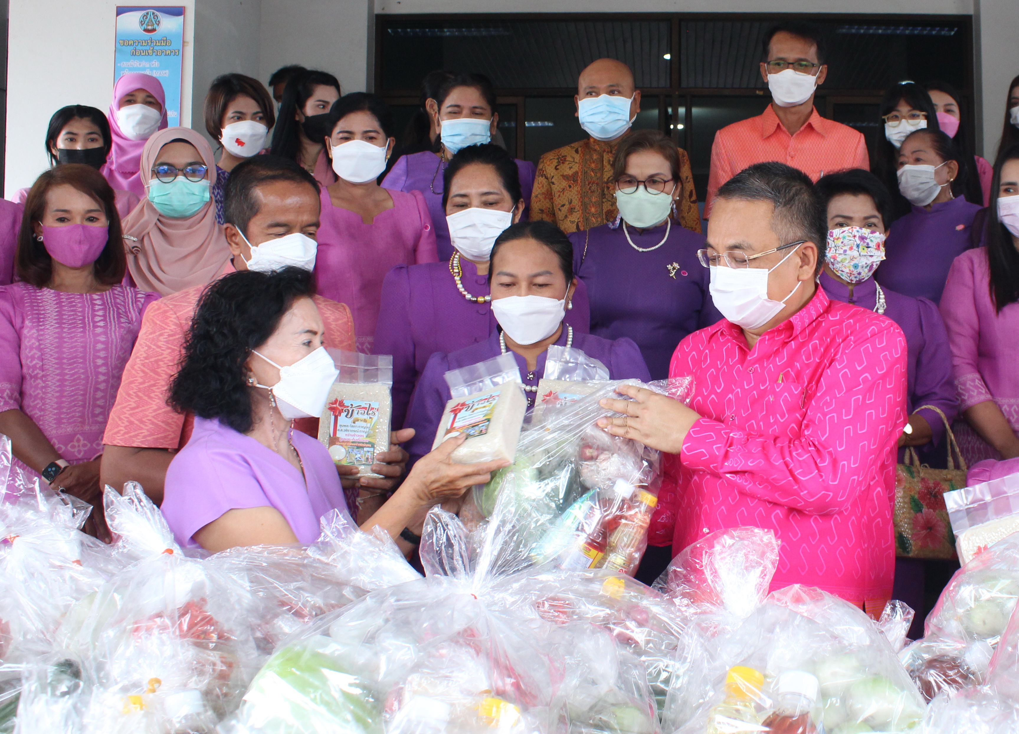 กองทุนพัฒนาบทบาทสตรีจังหวัดสุราษฎร์ธานี พร้อมใจมอบสิ่งของ อุปโภค บริโภค ให้กับตู้ปันสุขเนื่องในวันสตรีสากล ภายใต้ชื่อโครงการ “พลังสตรีเมืองคนดี ช่วยเหลือผู้ด้อยโอกาส เนื่องในวันสตรีสากล” ประจำปี 2565