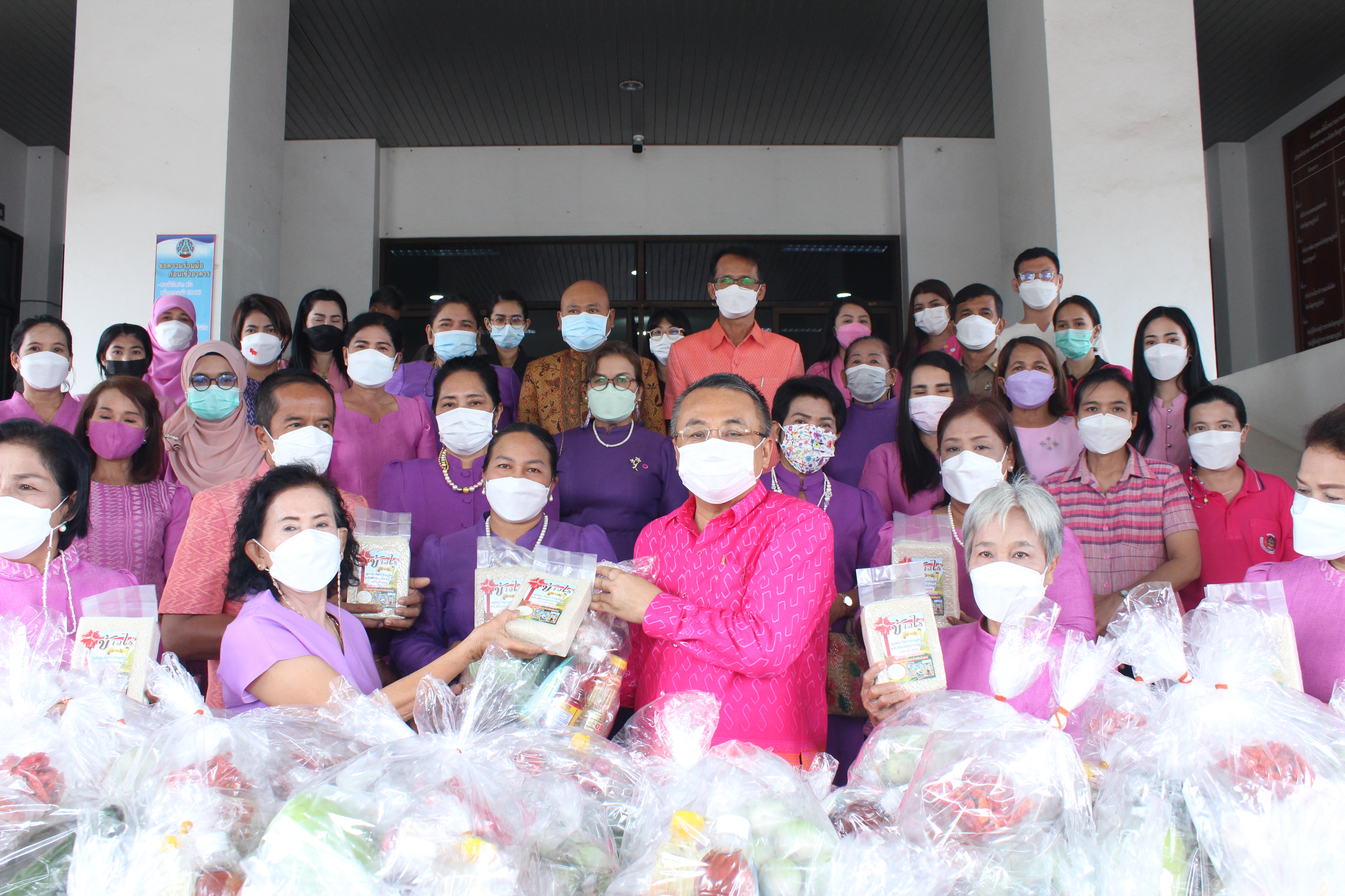 กองทุนพัฒนาบทบาทสตรีจังหวัดสุราษฎร์ธานี พร้อมใจมอบสิ่งของ อุปโภค บริโภค ให้กับตู้ปันสุขเนื่องในวันสตรีสากล ภายใต้ชื่อโครงการ “พลังสตรีเมืองคนดี ช่วยเหลือผู้ด้อยโอกาส เนื่องในวันสตรีสากล” ประจำปี 2565