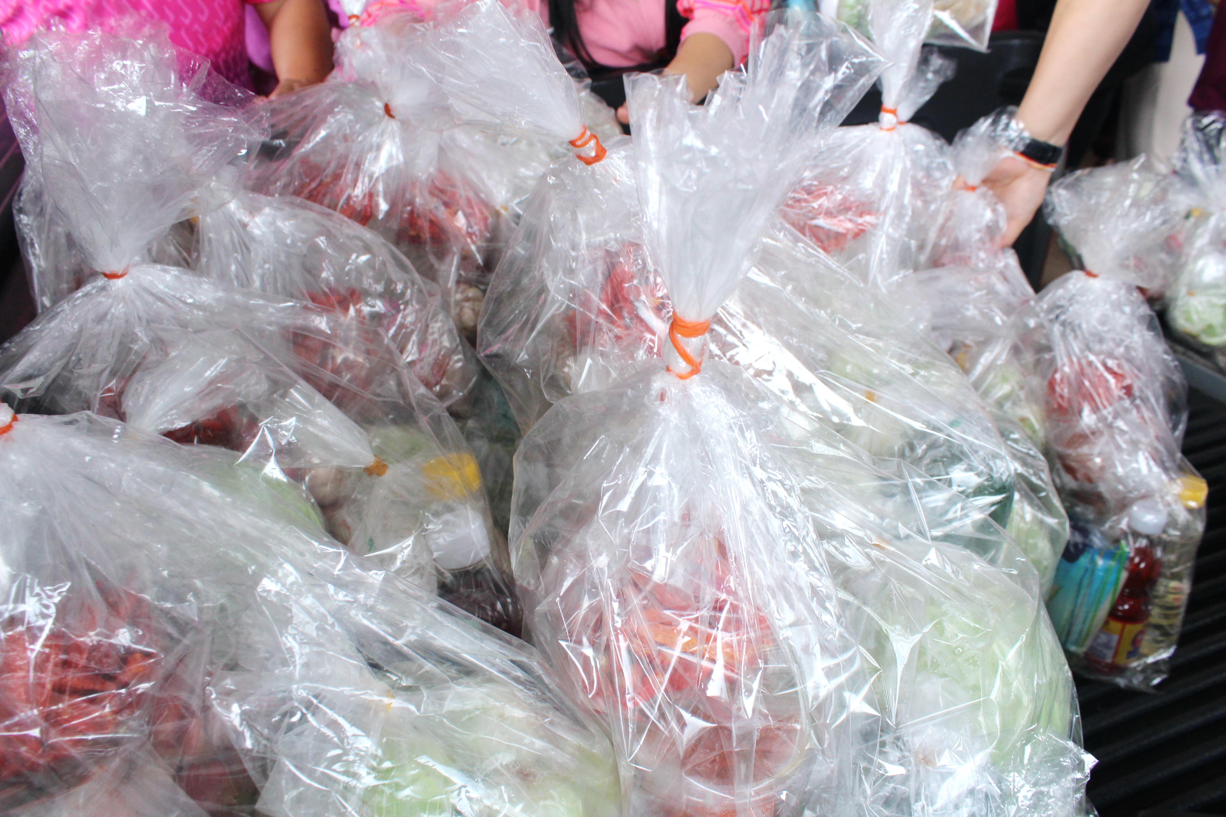 กองทุนพัฒนาบทบาทสตรีจังหวัดสุราษฎร์ธานี พร้อมใจมอบสิ่งของ อุปโภค บริโภค ให้กับตู้ปันสุขเนื่องในวันสตรีสากล ภายใต้ชื่อโครงการ “พลังสตรีเมืองคนดี ช่วยเหลือผู้ด้อยโอกาส เนื่องในวันสตรีสากล” ประจำปี 2565