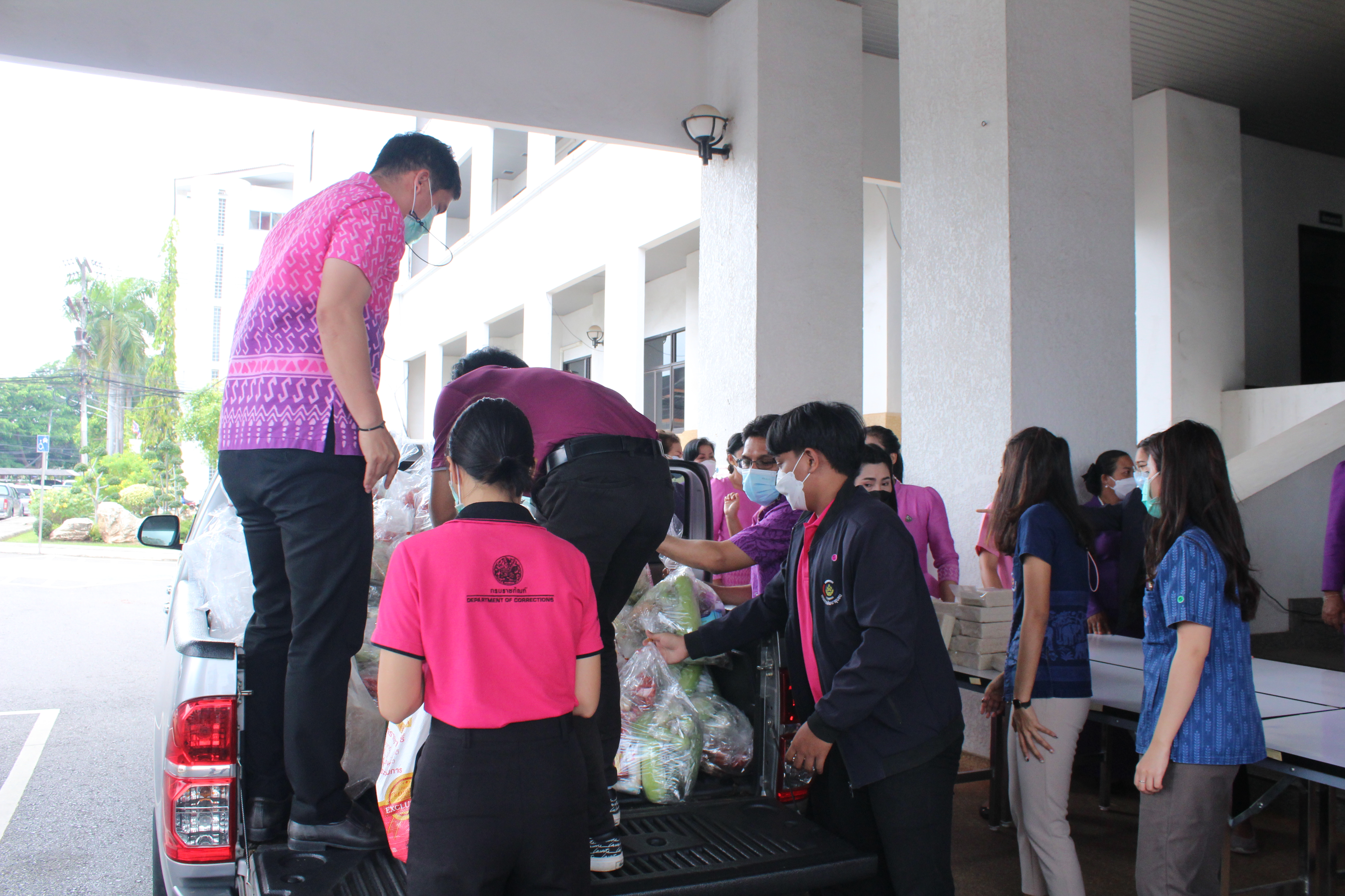 กองทุนพัฒนาบทบาทสตรีจังหวัดสุราษฎร์ธานี พร้อมใจมอบสิ่งของ อุปโภค บริโภค ให้กับตู้ปันสุขเนื่องในวันสตรีสากล ภายใต้ชื่อโครงการ “พลังสตรีเมืองคนดี ช่วยเหลือผู้ด้อยโอกาส เนื่องในวันสตรีสากล” ประจำปี 2565