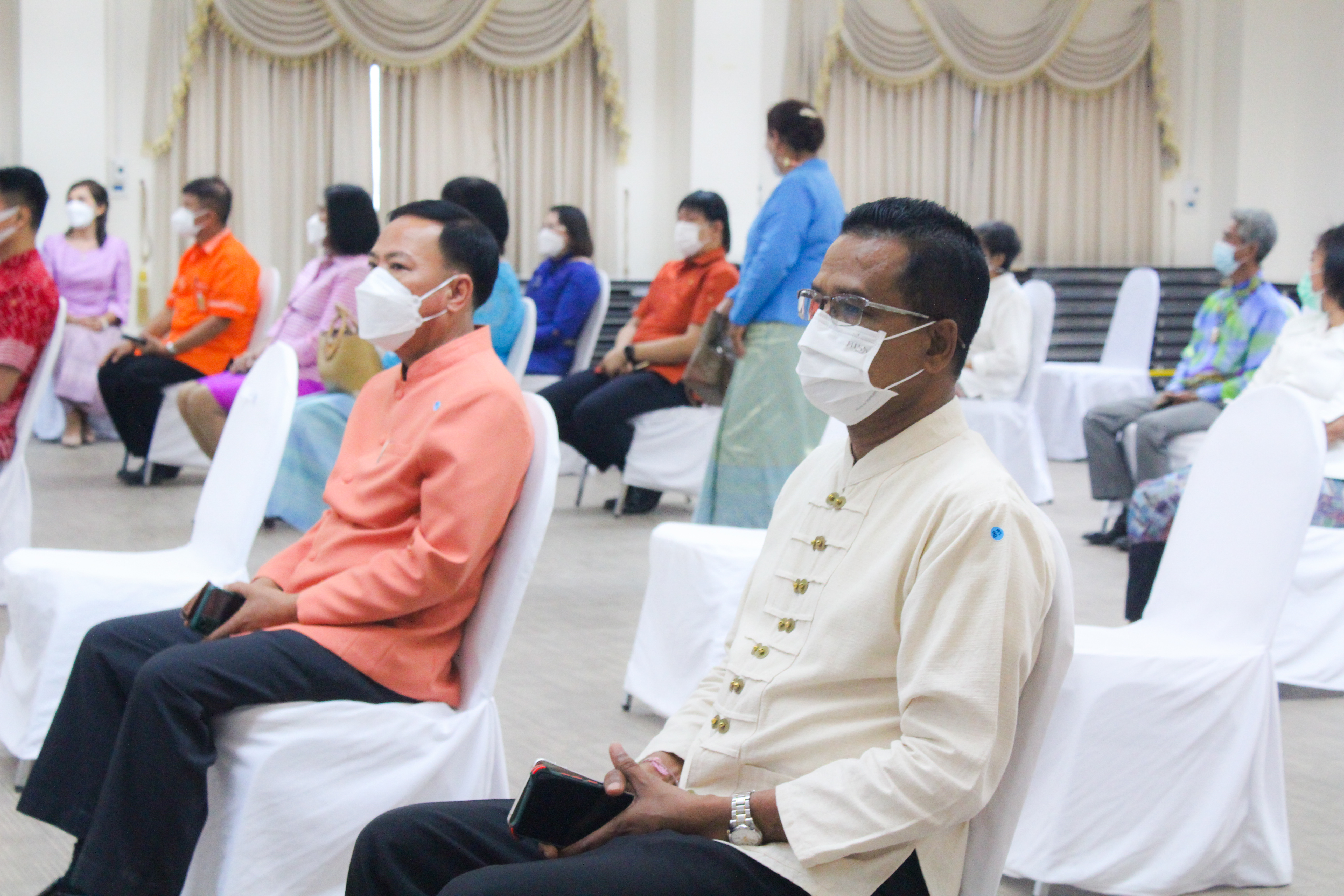 พช.สุราษฎร์ฯ ร่วมพิธีมอบผ้ายกราชวัตรโคม ลายผ้าอันเป็นอัตลักษณ์ประจำจังหวัดสุราษฎร์ธานี