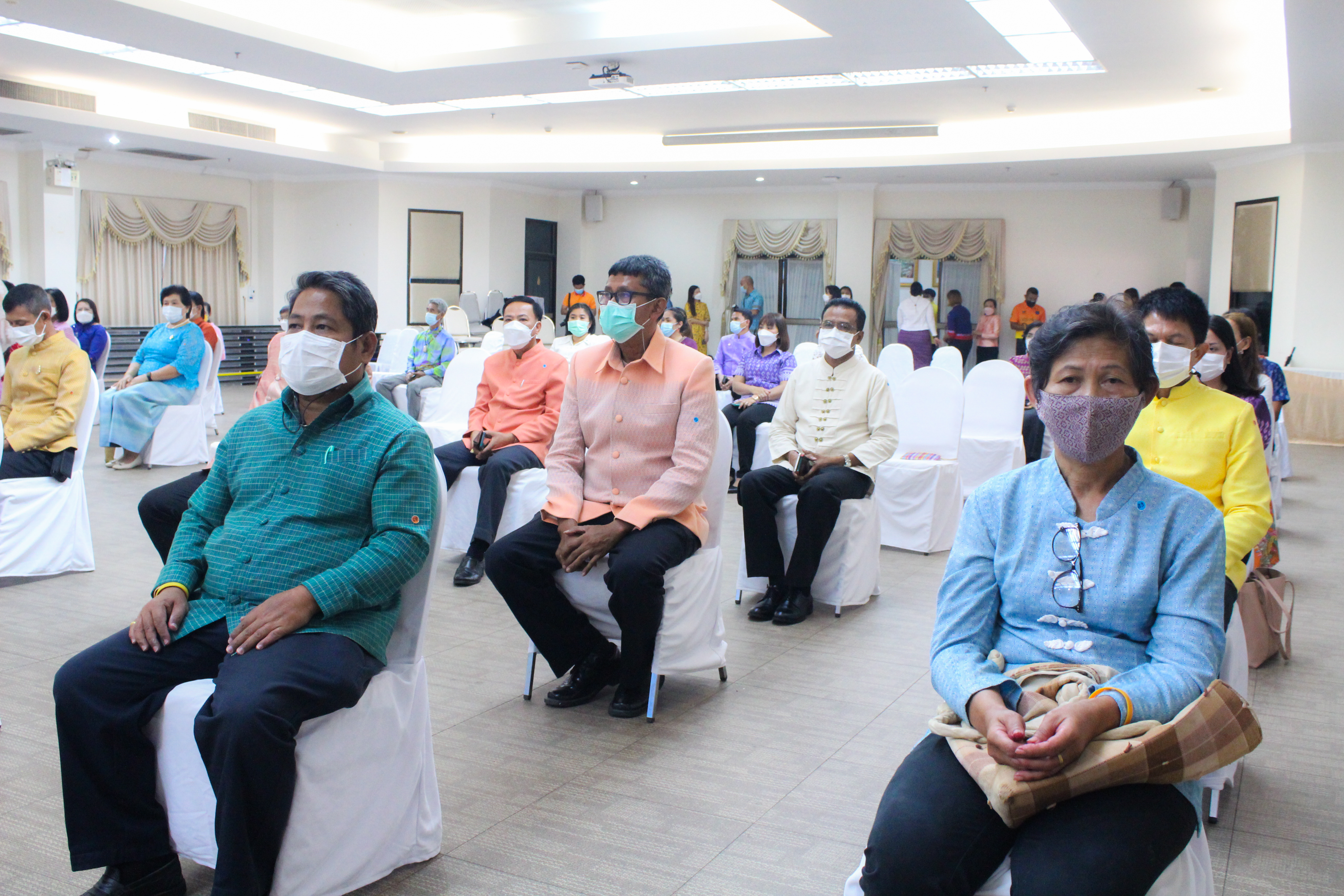 พช.สุราษฎร์ฯ ร่วมพิธีมอบผ้ายกราชวัตรโคม ลายผ้าอันเป็นอัตลักษณ์ประจำจังหวัดสุราษฎร์ธานี