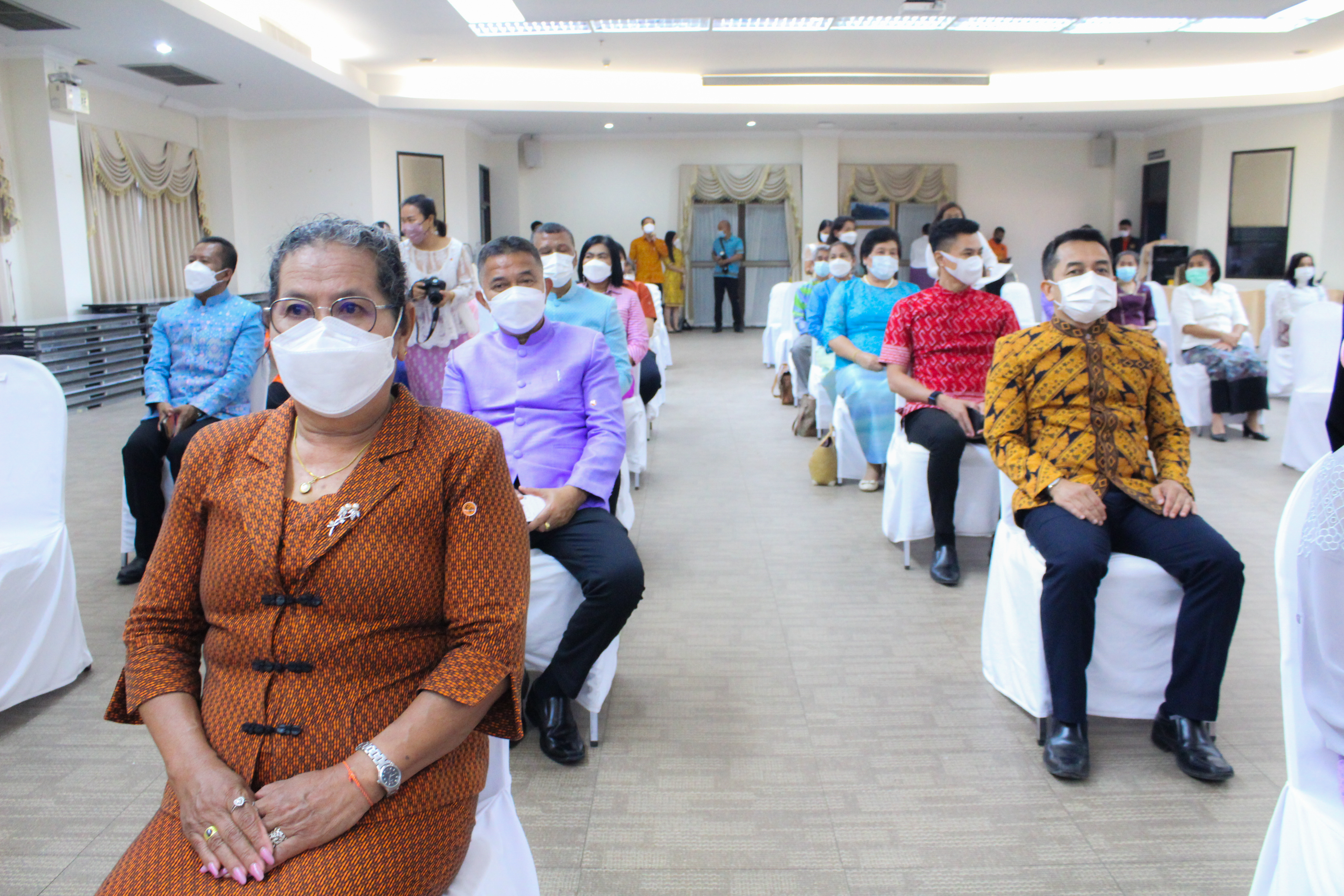 พช.สุราษฎร์ฯ ร่วมพิธีมอบผ้ายกราชวัตรโคม ลายผ้าอันเป็นอัตลักษณ์ประจำจังหวัดสุราษฎร์ธานี